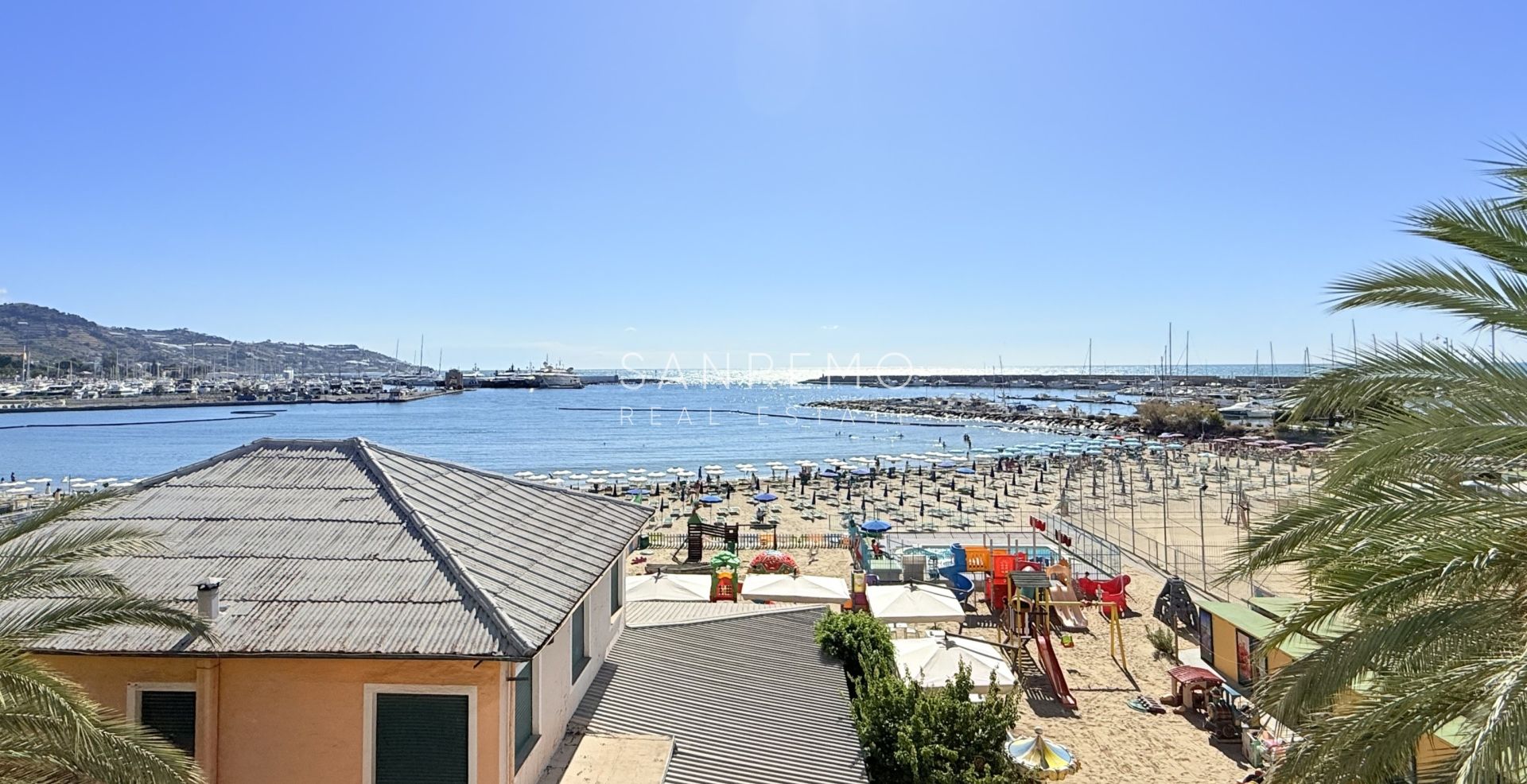 Квартира с террасой прямо на пляже между двумя портами города и велосипедно-пешеходной дорожкой.