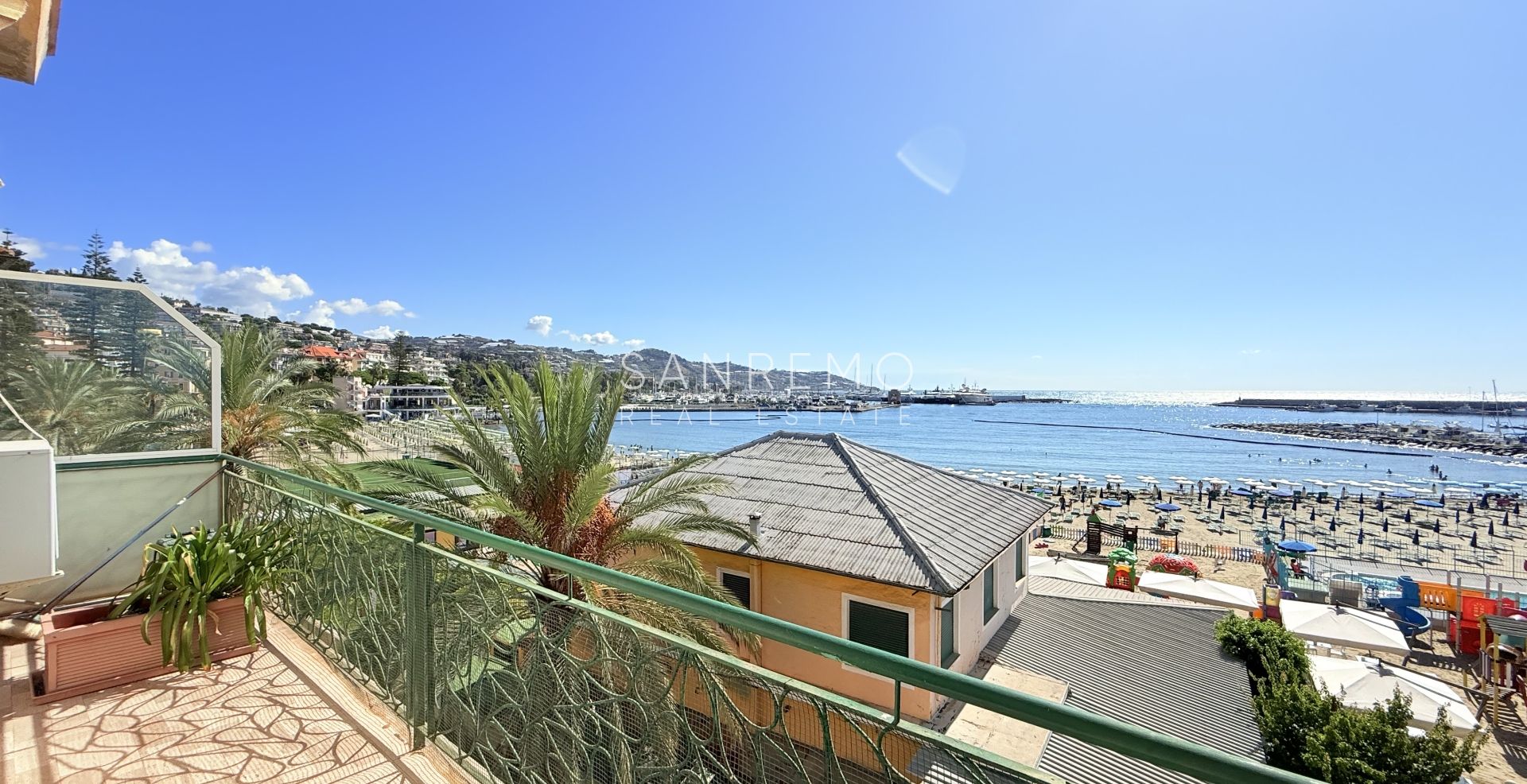 Квартира с террасой прямо на пляже между двумя портами города и велосипедно-пешеходной дорожкой.