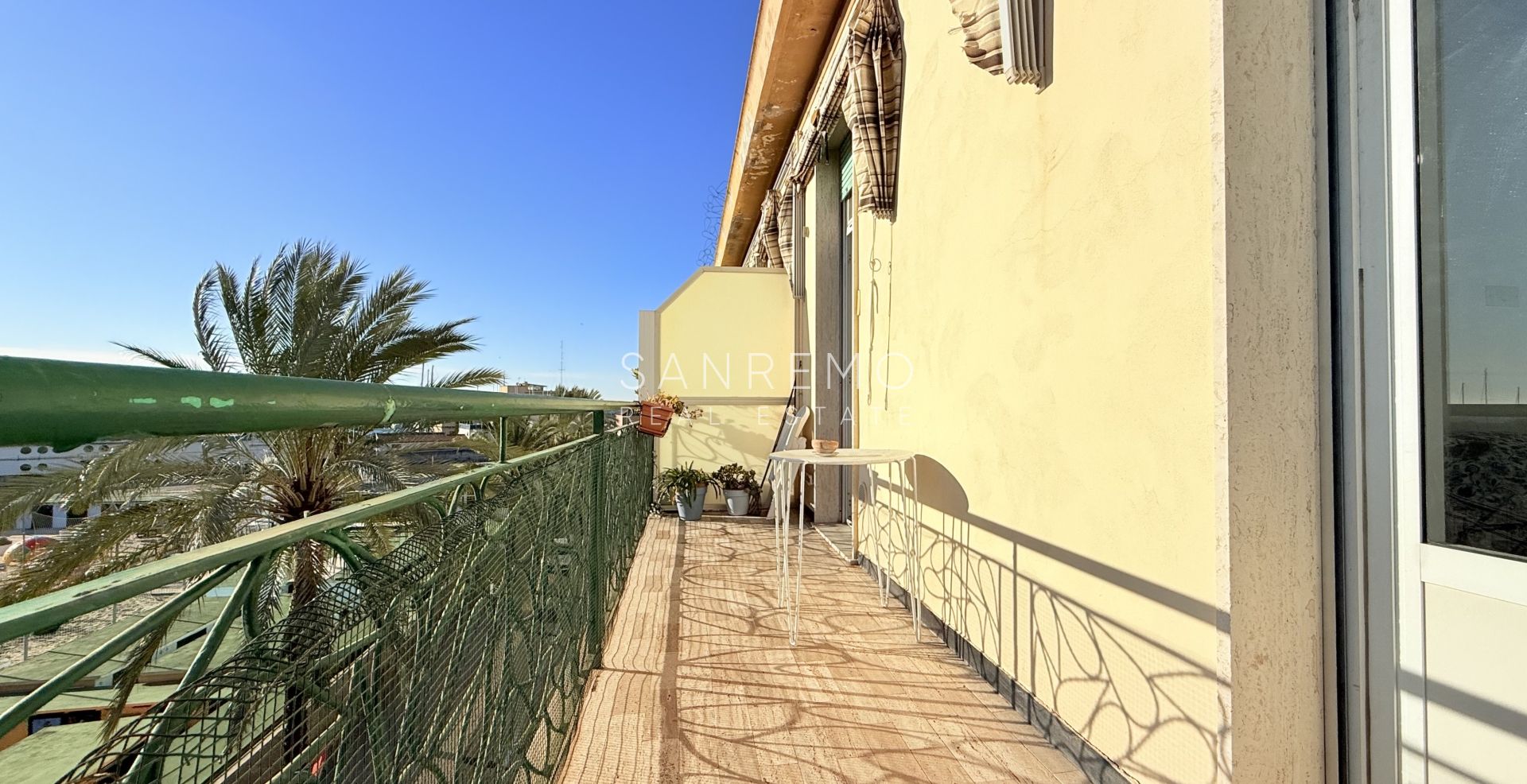 Квартира с террасой прямо на пляже между двумя портами города и велосипедно-пешеходной дорожкой.