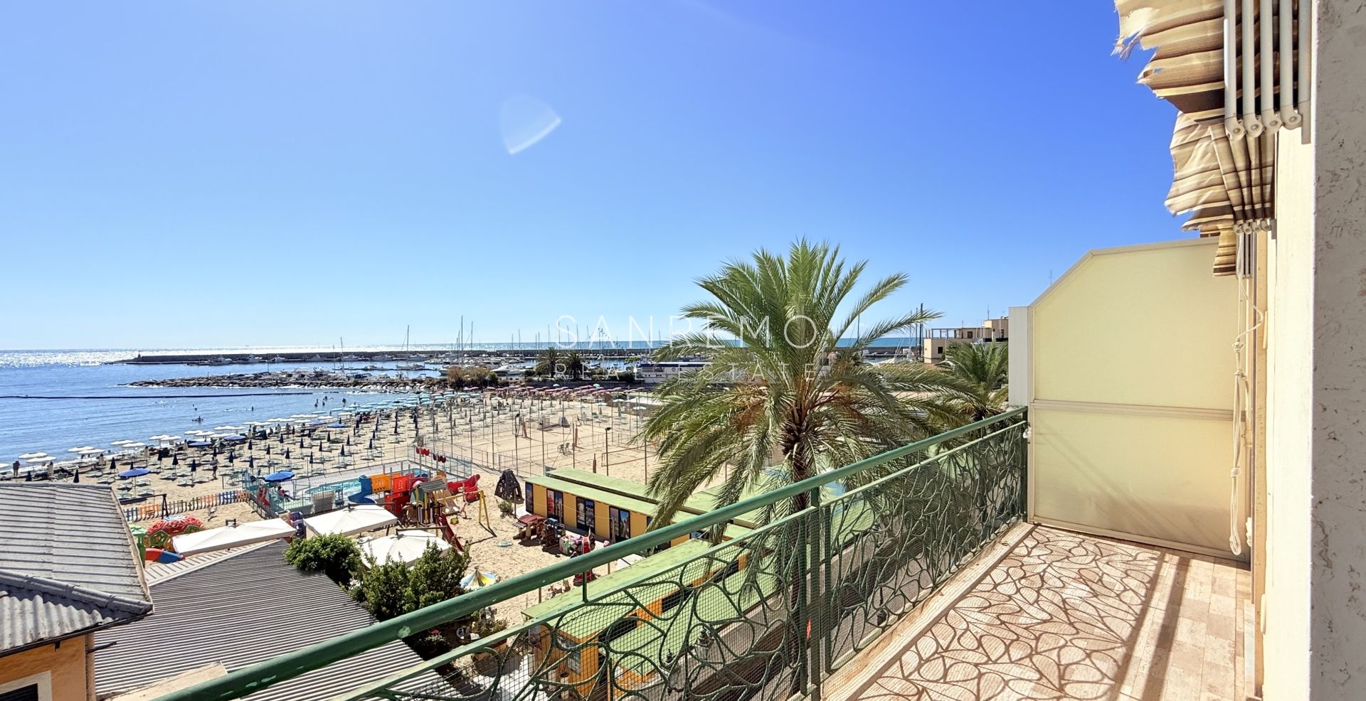 Квартира с террасой прямо на пляже между двумя портами города и велосипедно-пешеходной дорожкой.