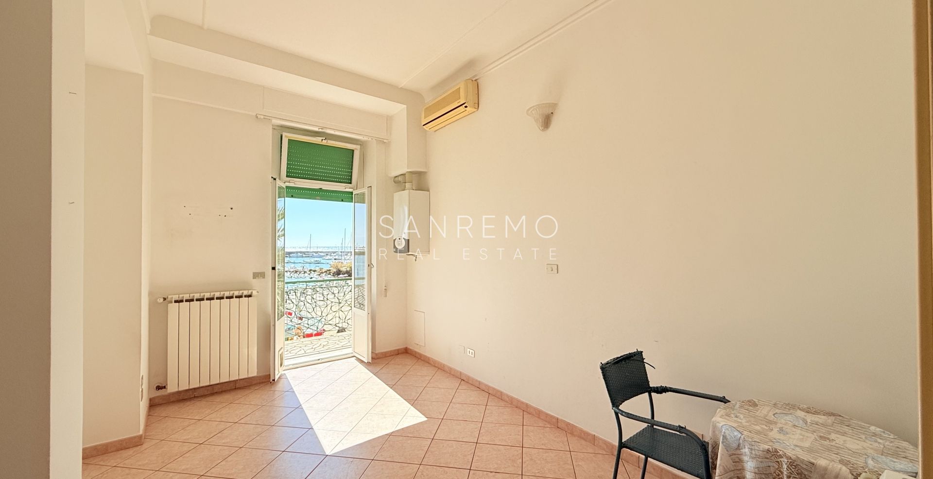 Квартира с террасой прямо на пляже между двумя портами города и велосипедно-пешеходной дорожкой.