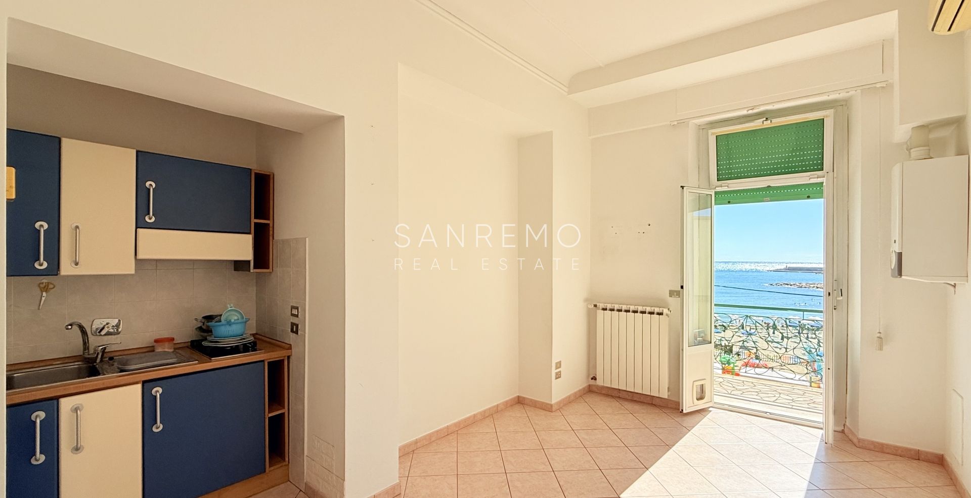 Квартира с террасой прямо на пляже между двумя портами города и велосипедно-пешеходной дорожкой.