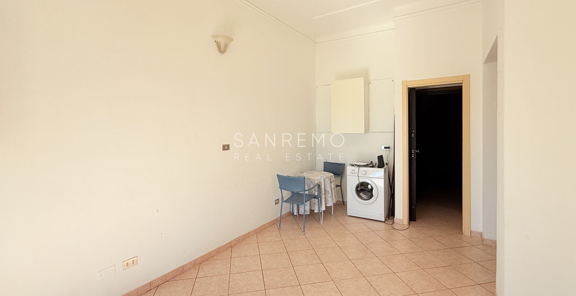 Квартира с террасой прямо на пляже между двумя портами города и велосипедно-пешеходной дорожкой.