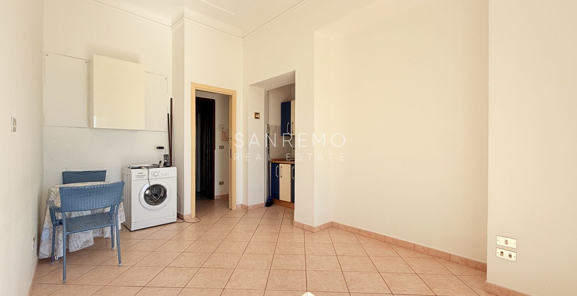 Квартира с террасой прямо на пляже между двумя портами города и велосипедно-пешеходной дорожкой.