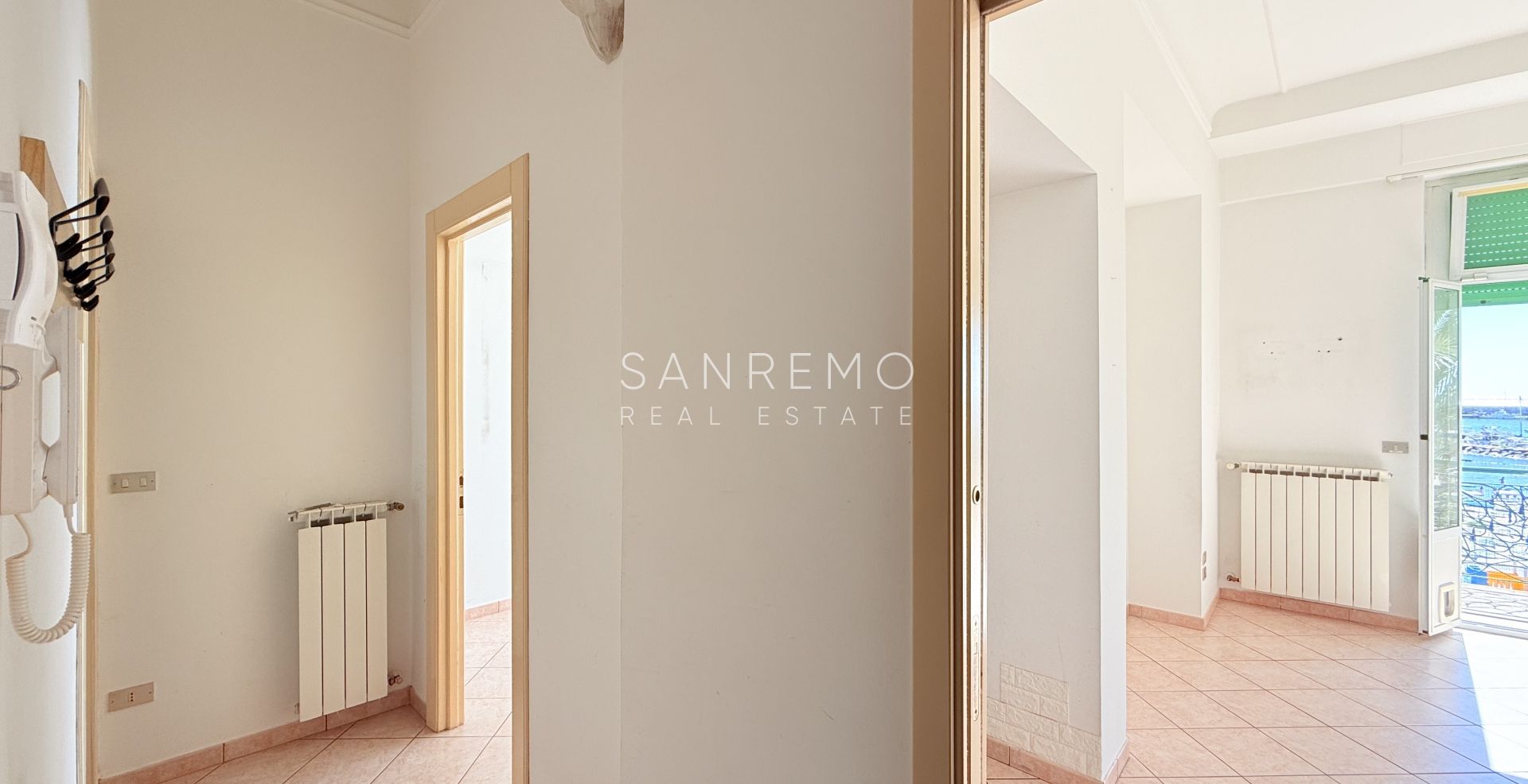 Квартира с террасой прямо на пляже между двумя портами города и велосипедно-пешеходной дорожкой.