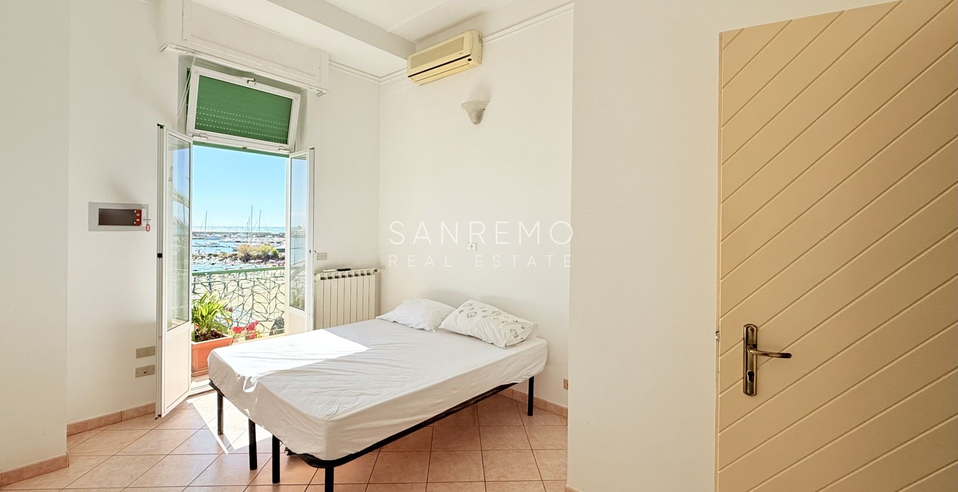 Квартира с террасой прямо на пляже между двумя портами города и велосипедно-пешеходной дорожкой.