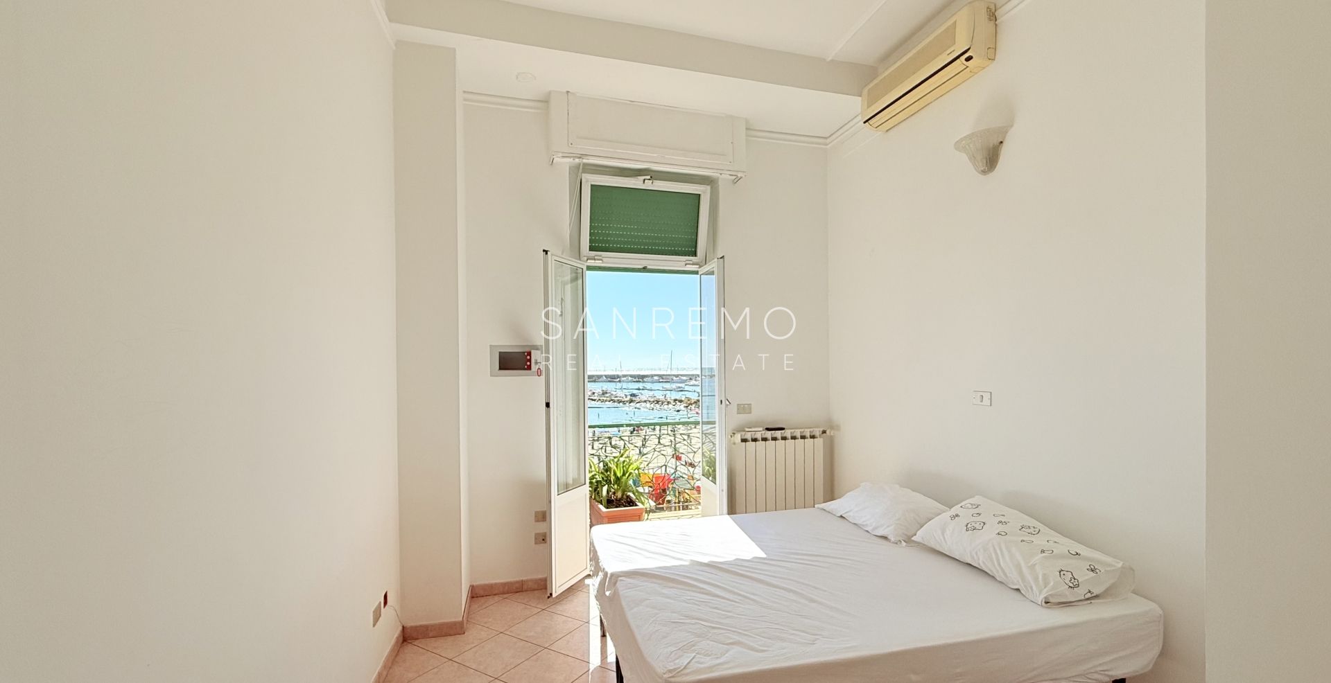 Квартира с террасой прямо на пляже между двумя портами города и велосипедно-пешеходной дорожкой.