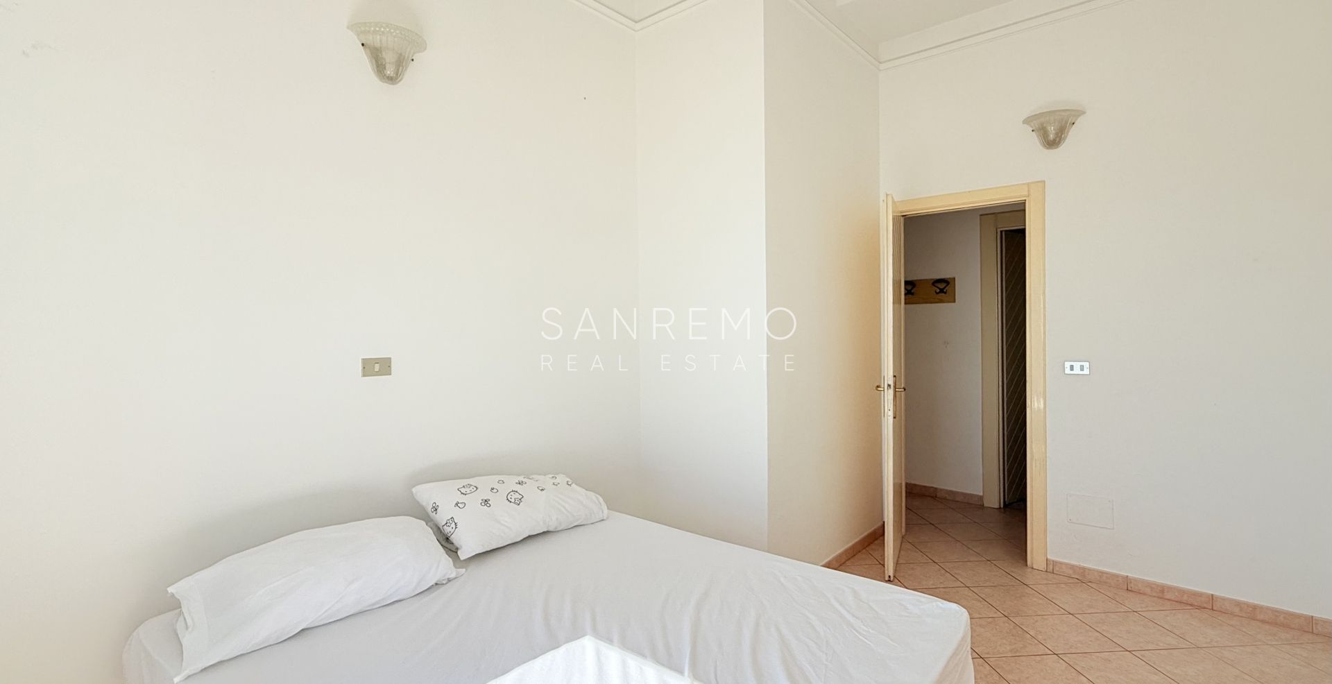 Квартира с террасой прямо на пляже между двумя портами города и велосипедно-пешеходной дорожкой.