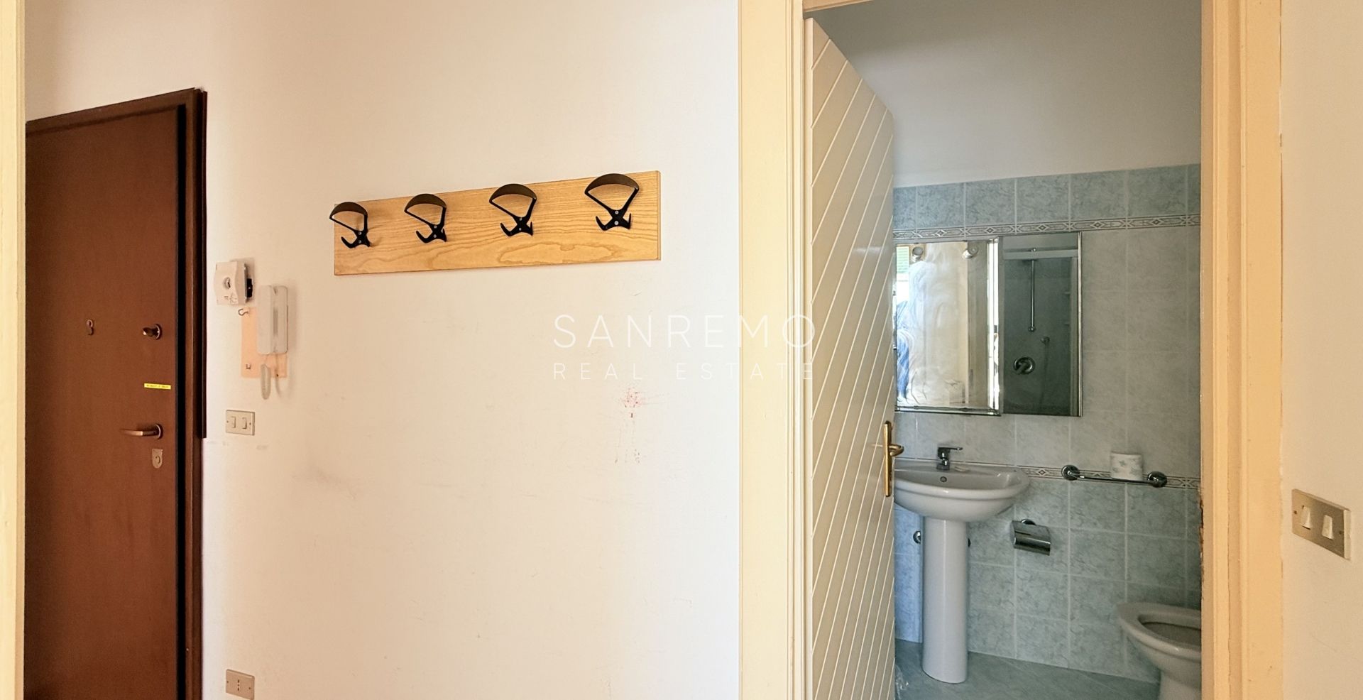 Квартира с террасой прямо на пляже между двумя портами города и велосипедно-пешеходной дорожкой.