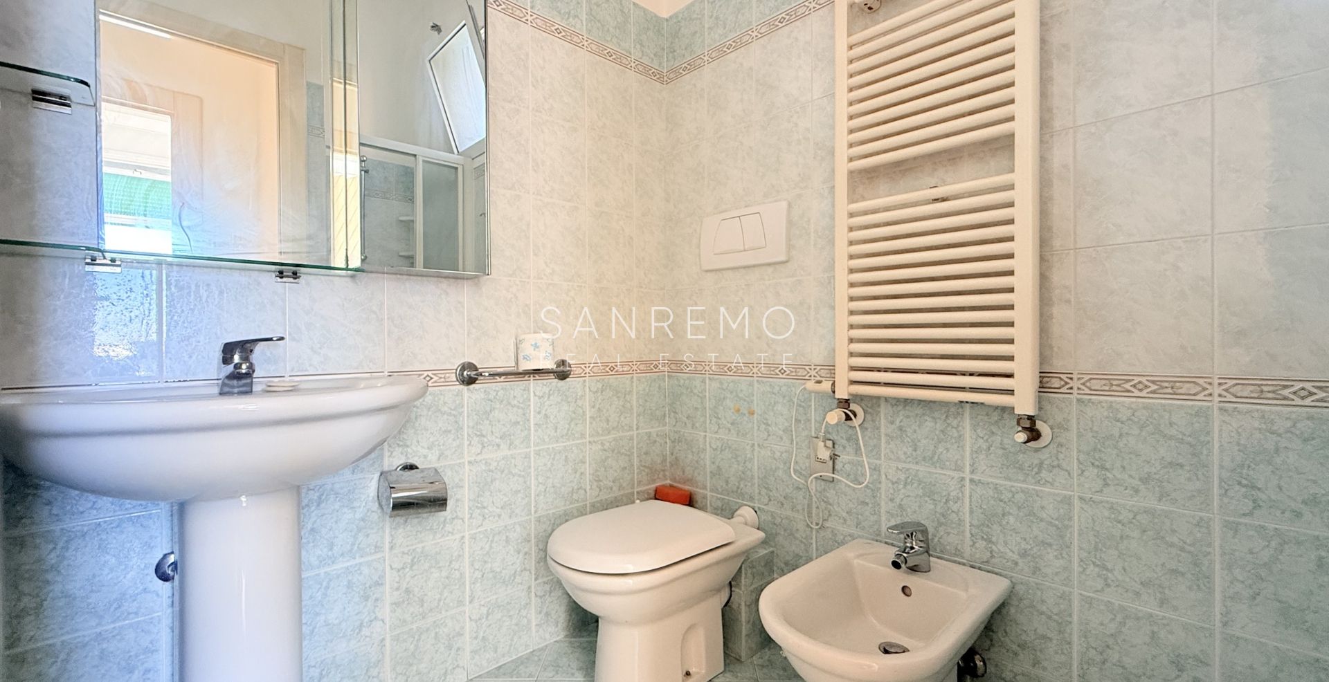 Квартира с террасой прямо на пляже между двумя портами города и велосипедно-пешеходной дорожкой.