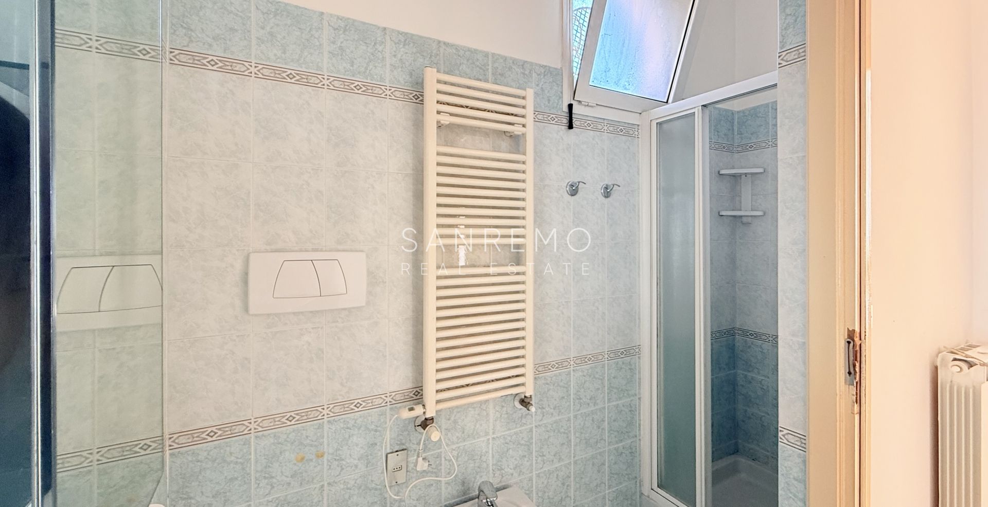 Квартира с террасой прямо на пляже между двумя портами города и велосипедно-пешеходной дорожкой.