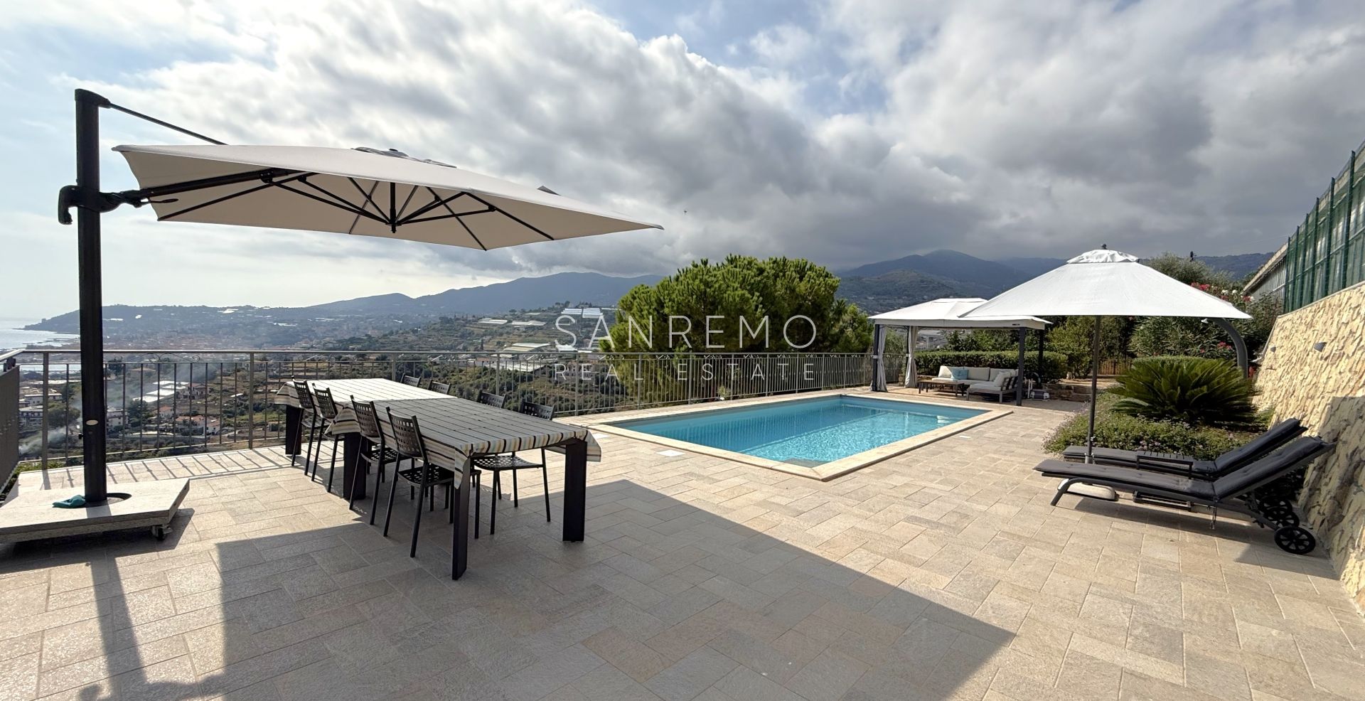 Престижная вилла с бассейном и захватывающим видом на море