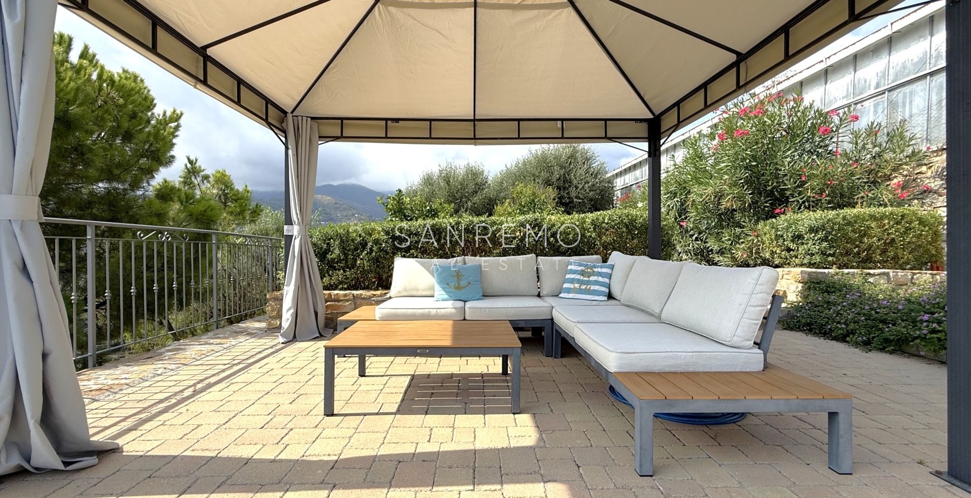 Престижная вилла с бассейном и захватывающим видом на море