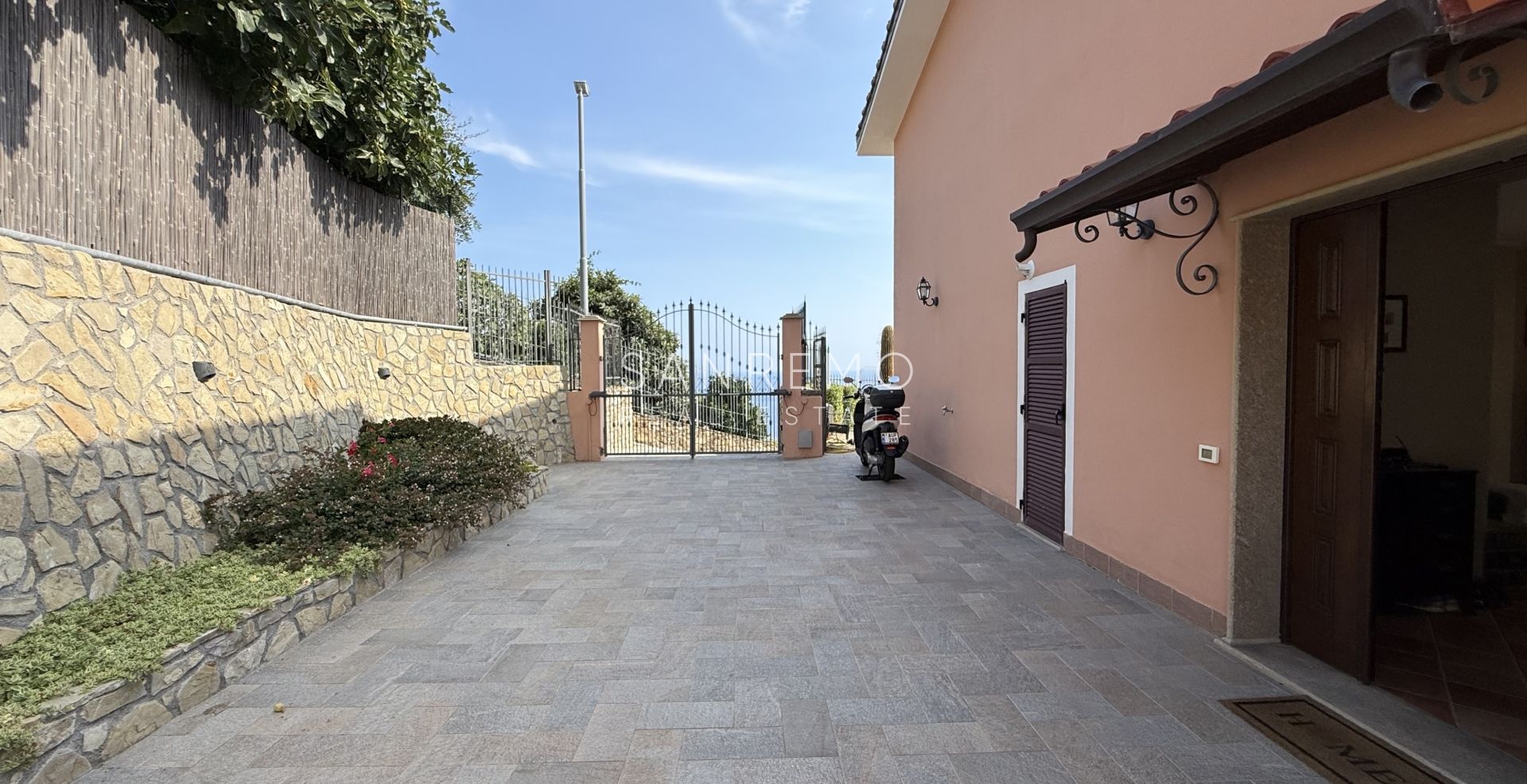 Престижная вилла с бассейном и захватывающим видом на море