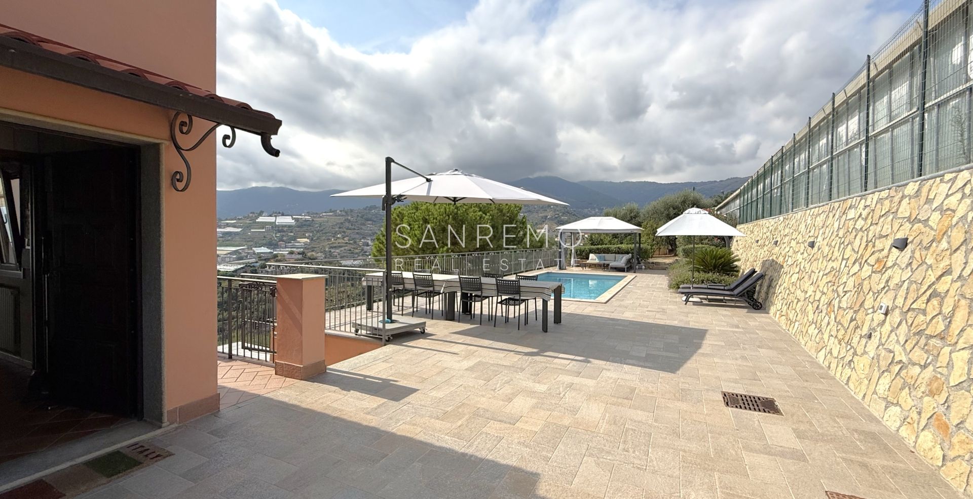 Престижная вилла с бассейном и захватывающим видом на море