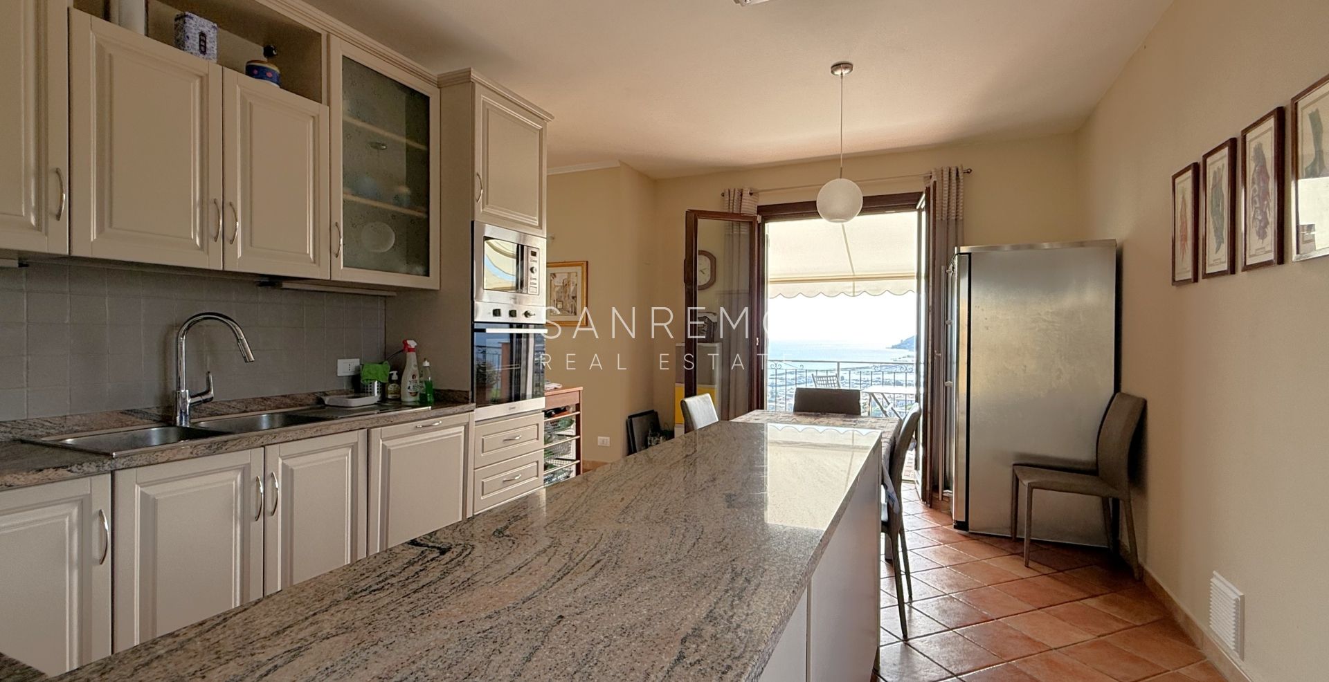 Престижная вилла с бассейном и захватывающим видом на море