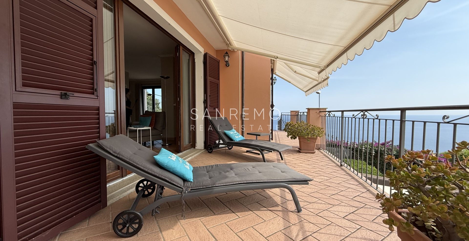 Престижная вилла с бассейном и захватывающим видом на море