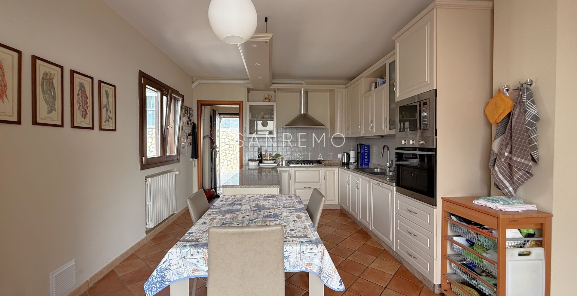 Престижная вилла с бассейном и захватывающим видом на море