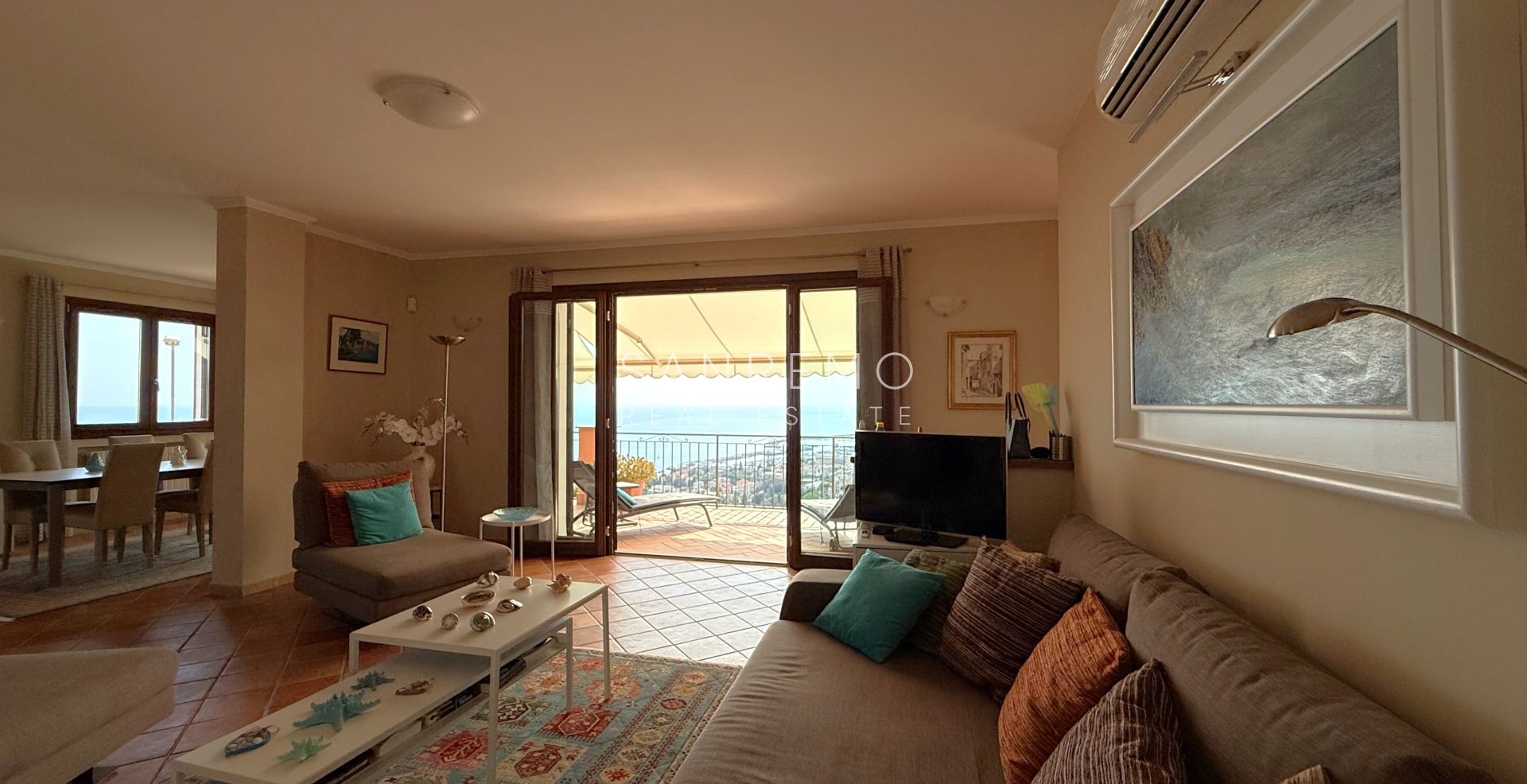 Престижная вилла с бассейном и захватывающим видом на море