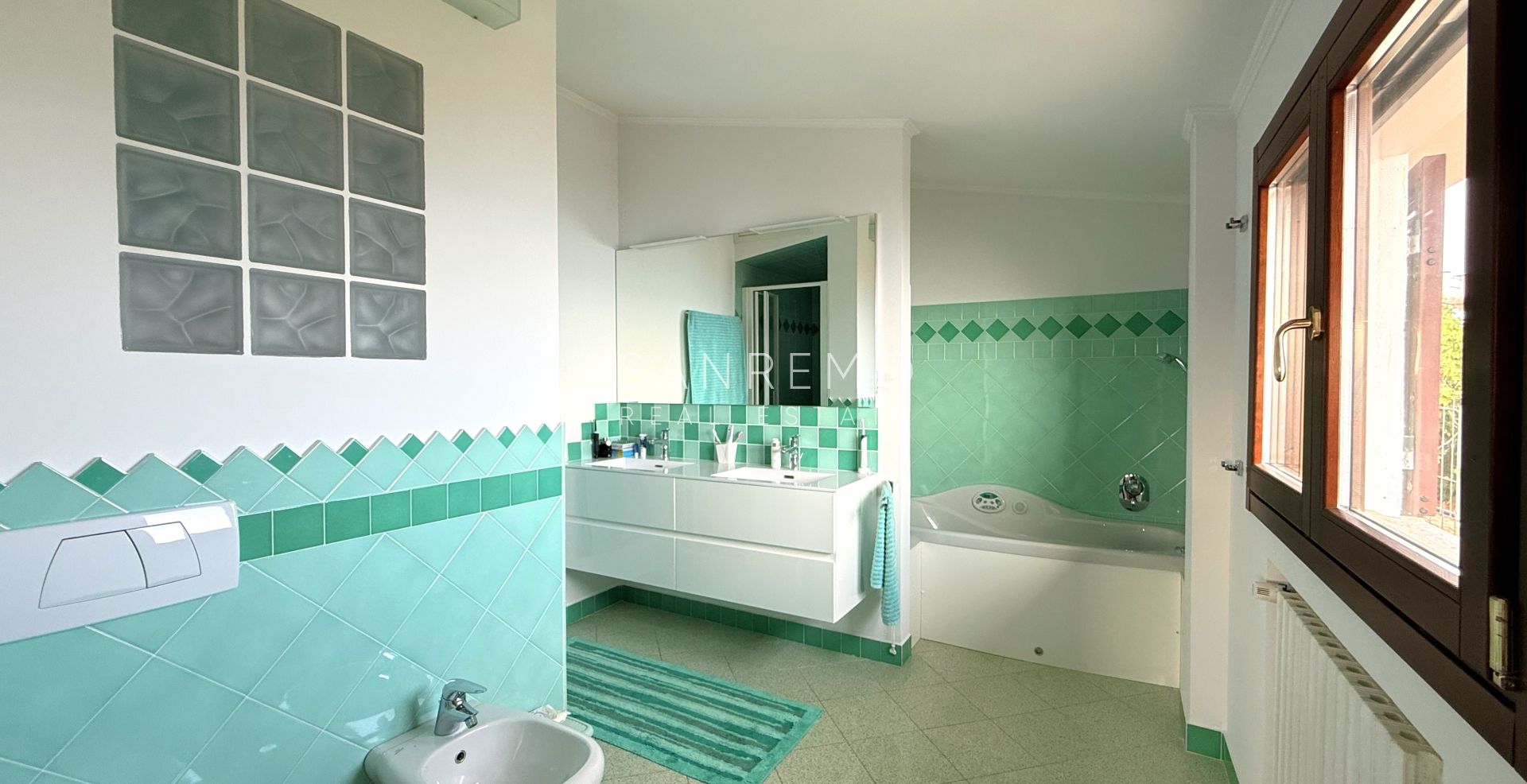 Престижная вилла с бассейном и захватывающим видом на море