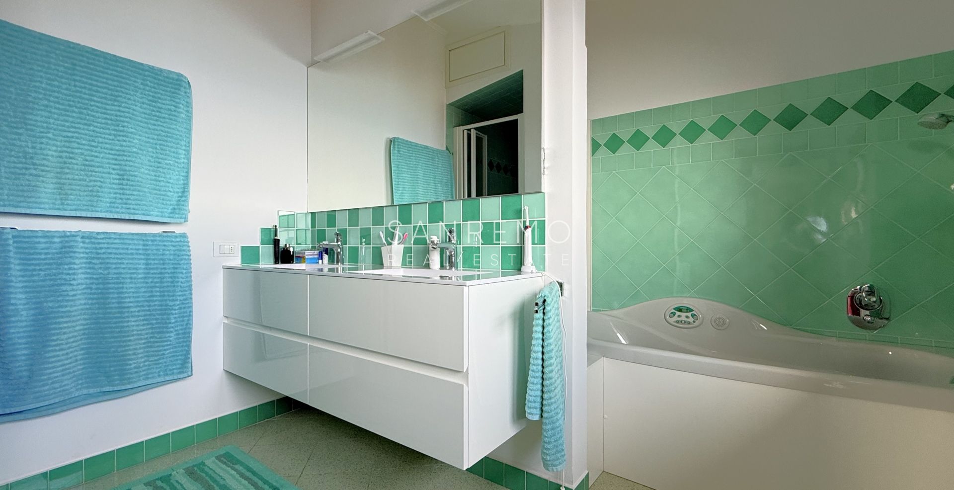 Престижная вилла с бассейном и захватывающим видом на море