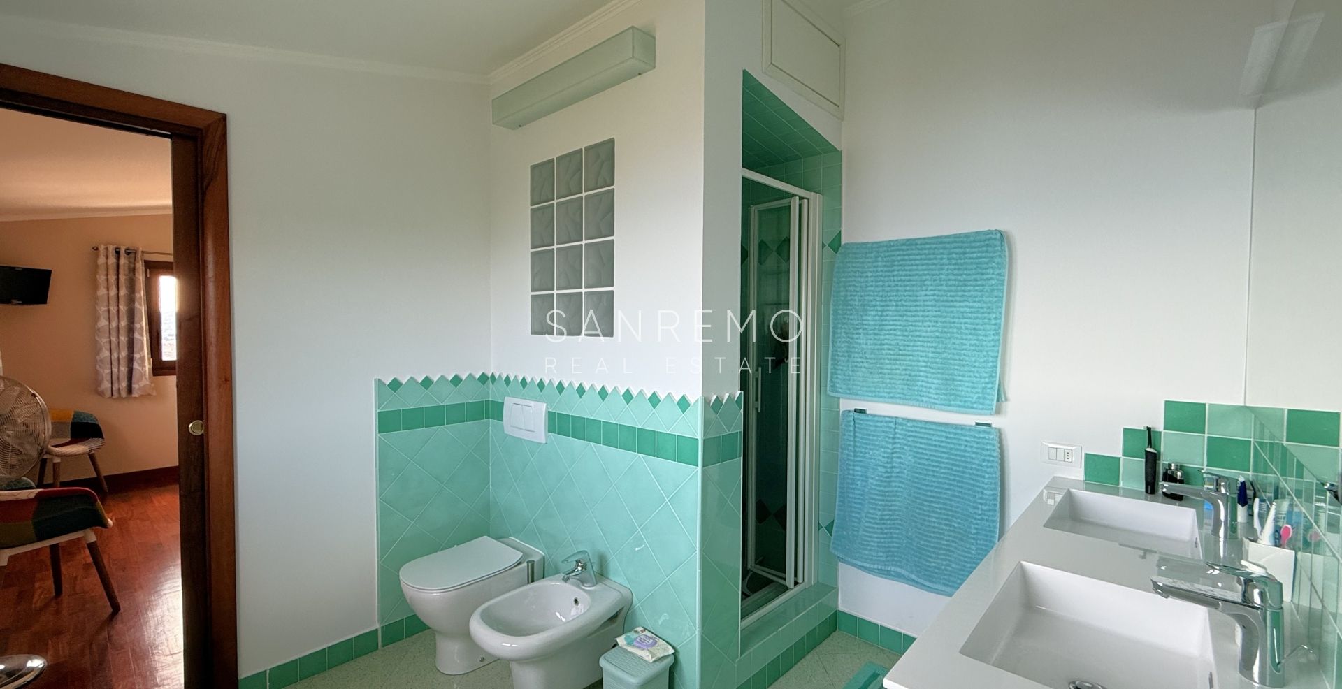 Престижная вилла с бассейном и захватывающим видом на море