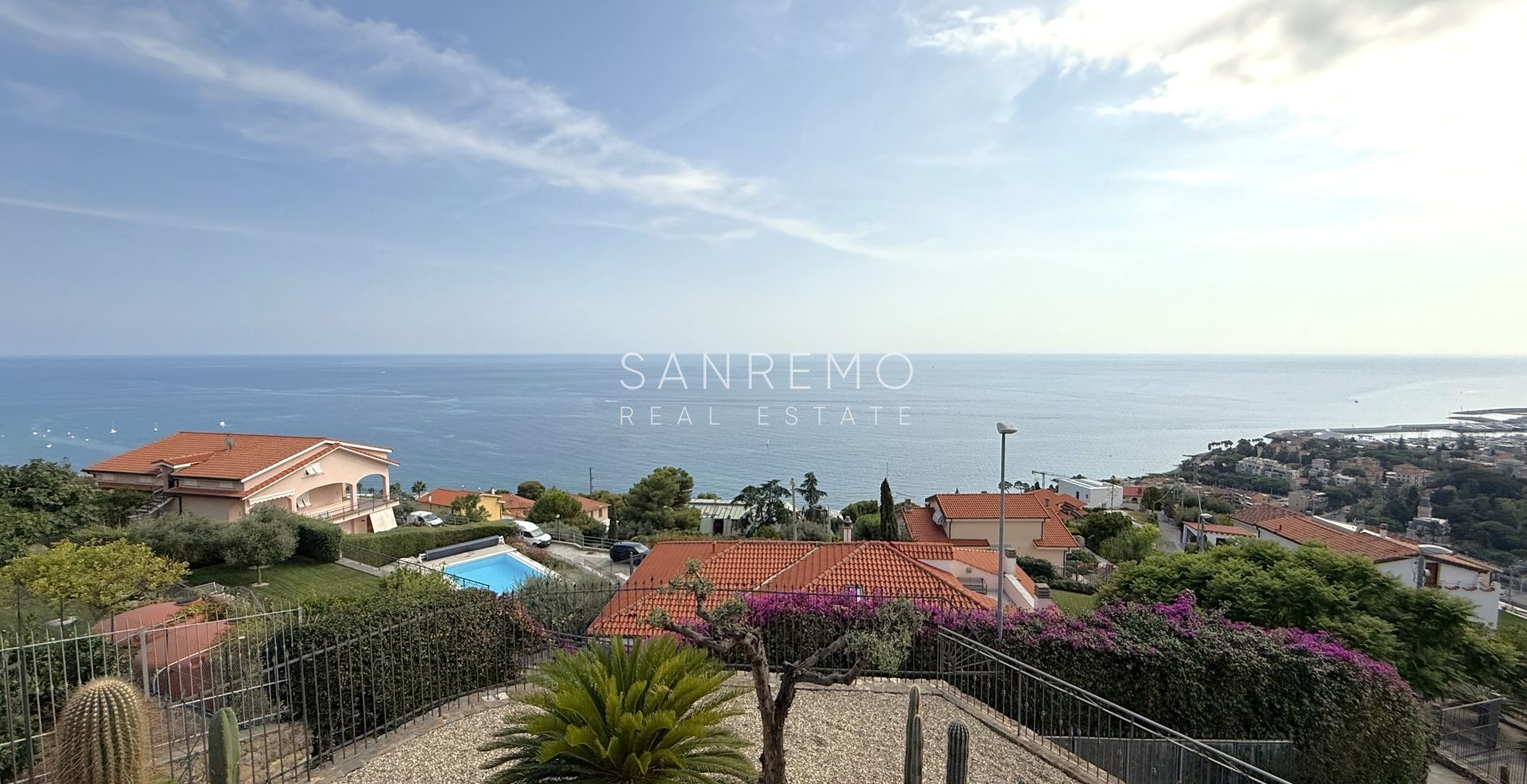 Престижная вилла с бассейном и захватывающим видом на море