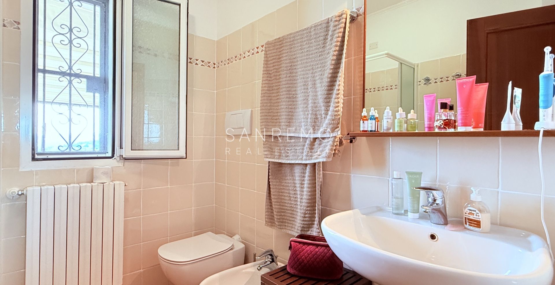 Престижная вилла с бассейном и захватывающим видом на море