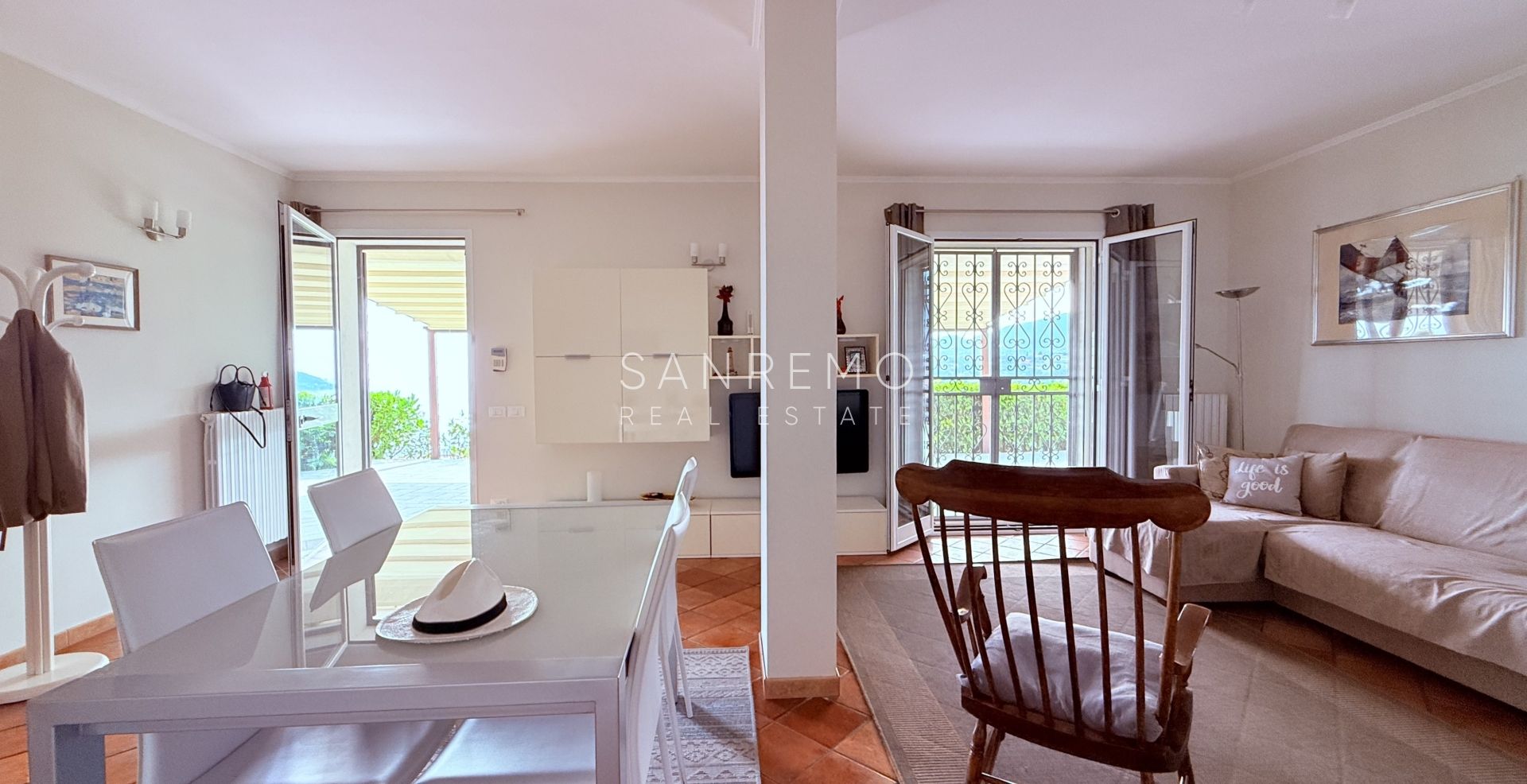 Престижная вилла с бассейном и захватывающим видом на море