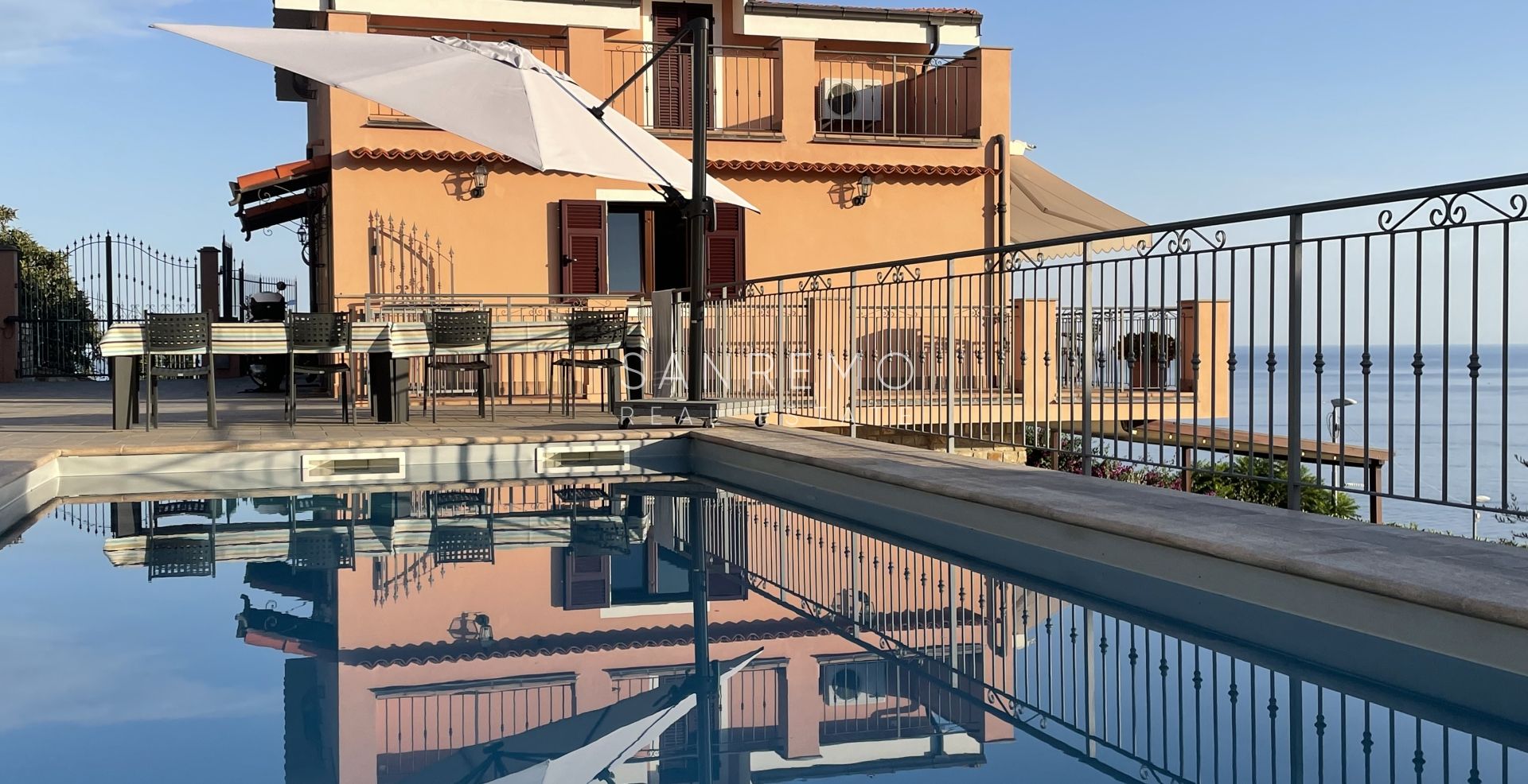 Престижная вилла с бассейном и захватывающим видом на море