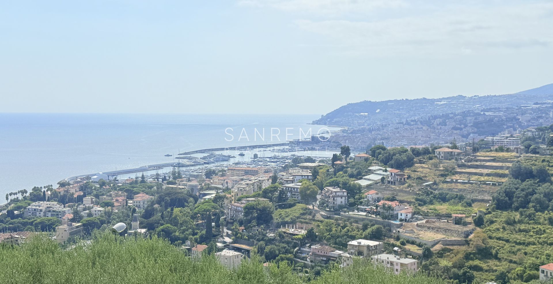 Престижная вилла с бассейном и захватывающим видом на море