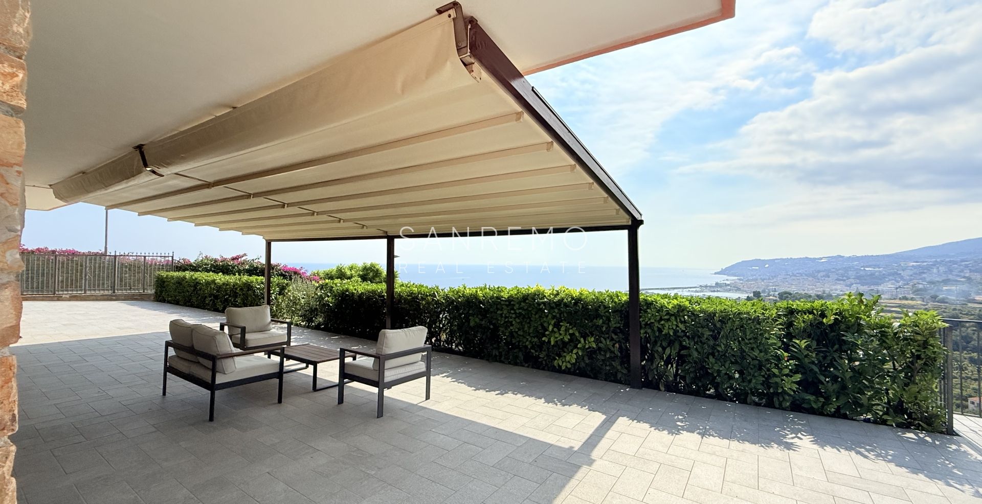 Престижная вилла с бассейном и захватывающим видом на море