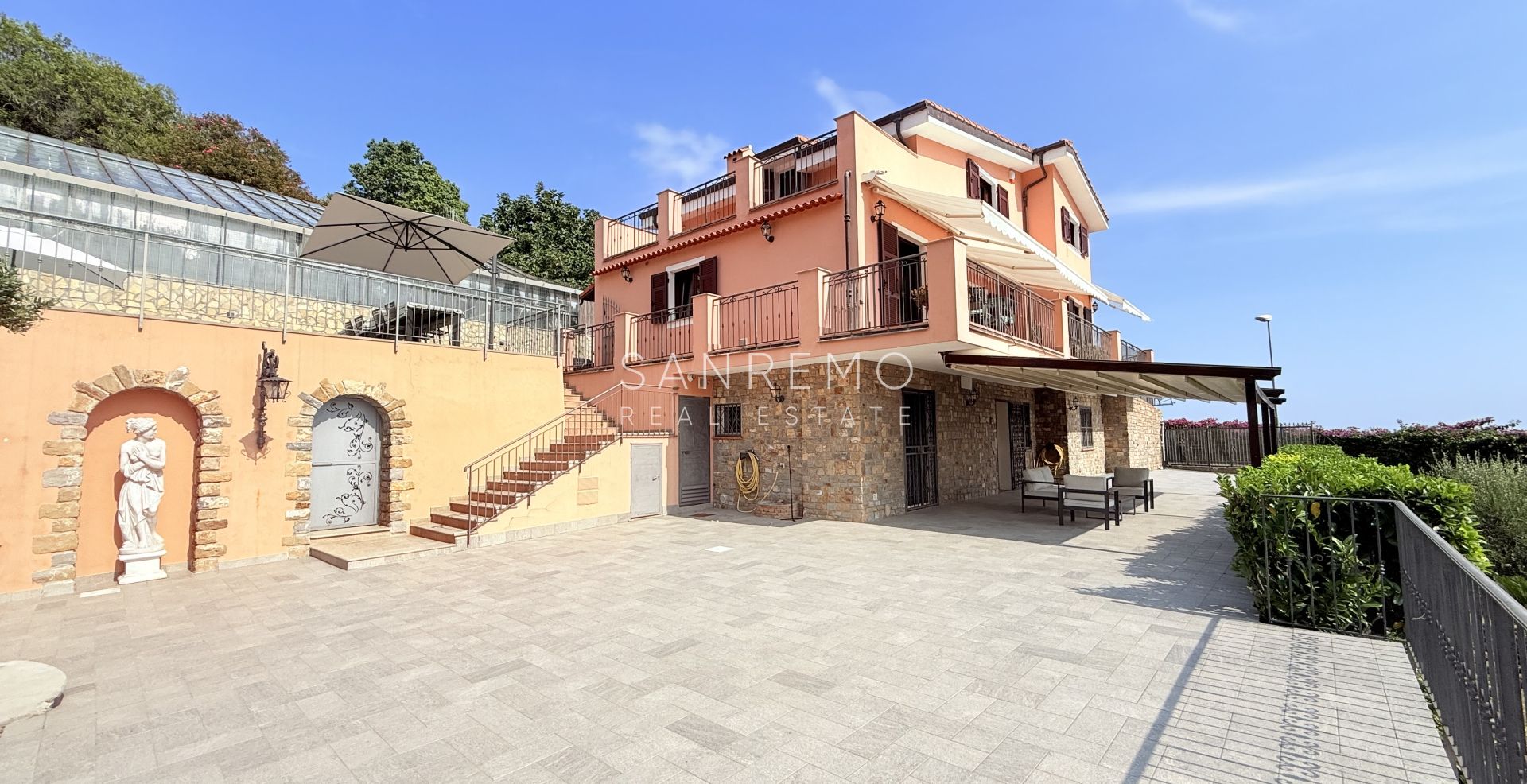 Престижная вилла с бассейном и захватывающим видом на море