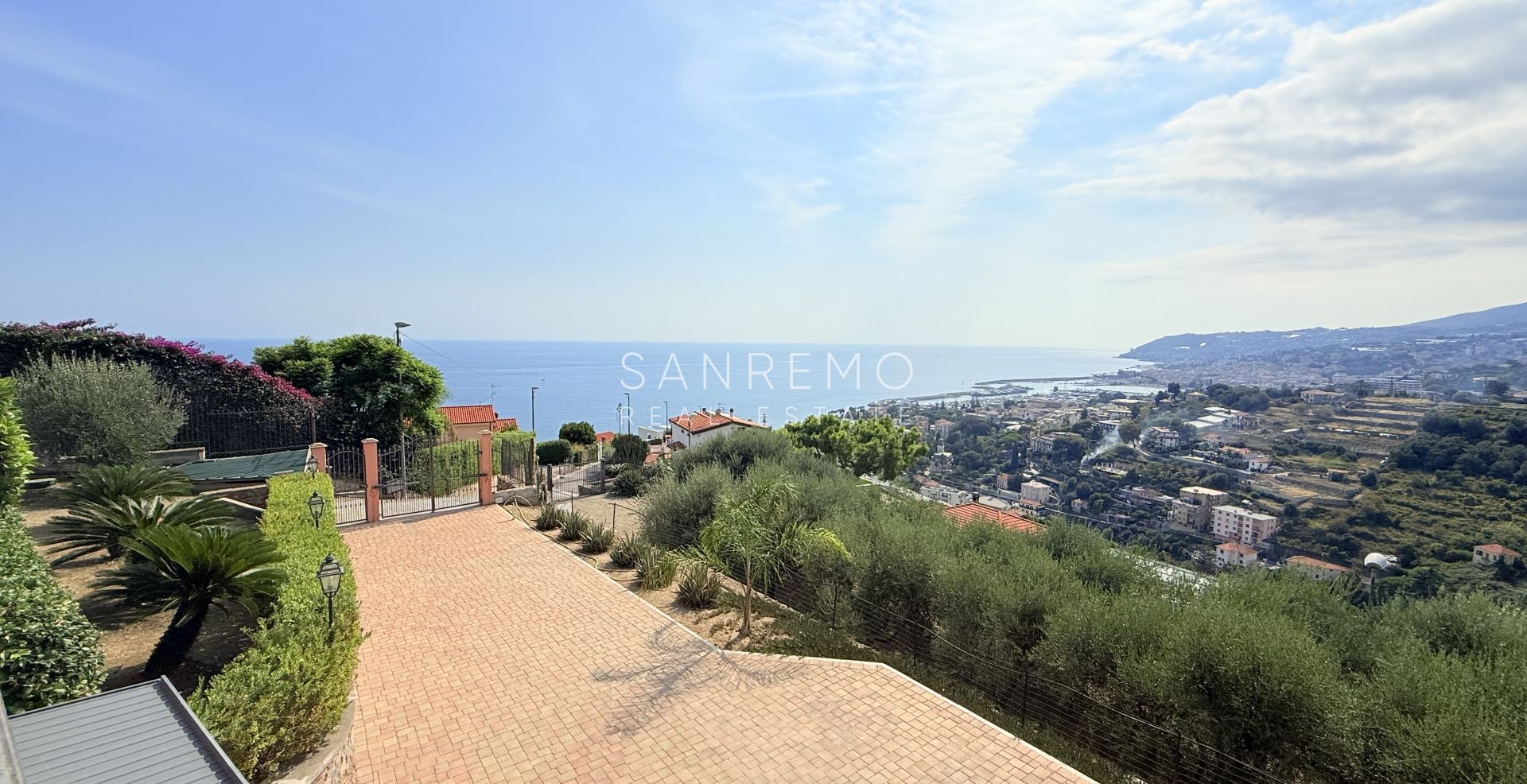 Престижная вилла с бассейном и захватывающим видом на море