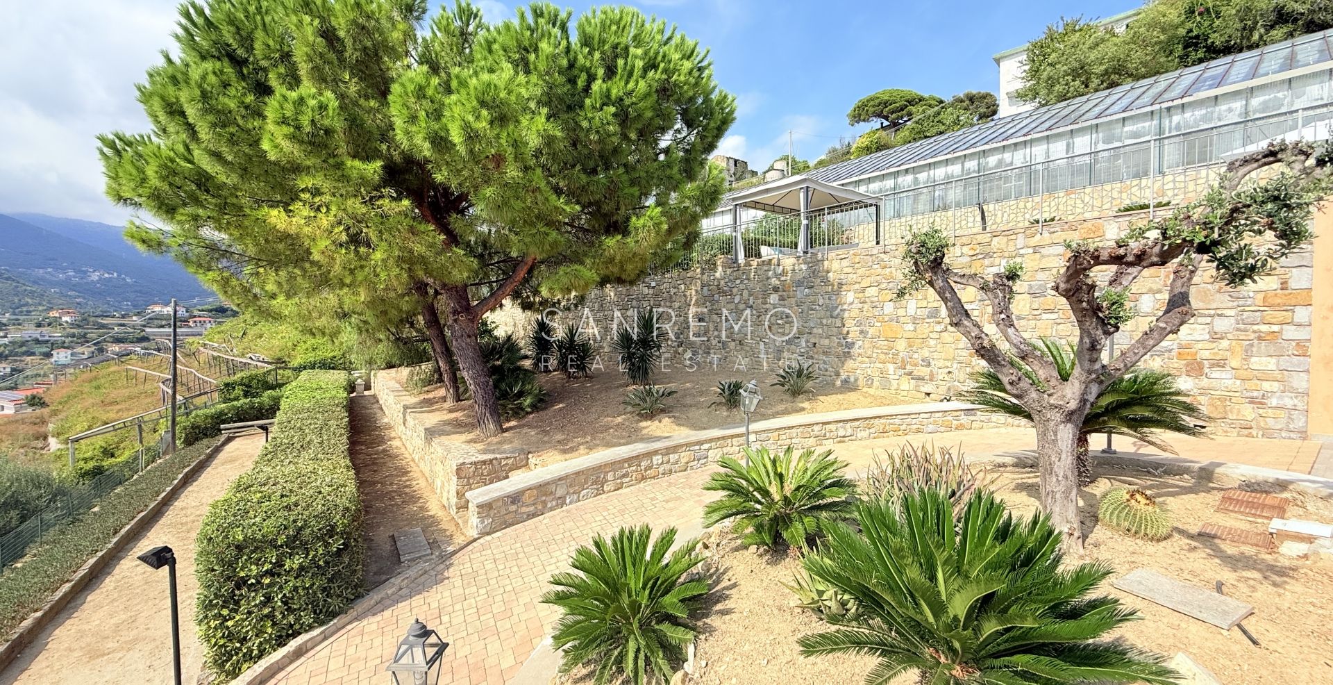 Престижная вилла с бассейном и захватывающим видом на море