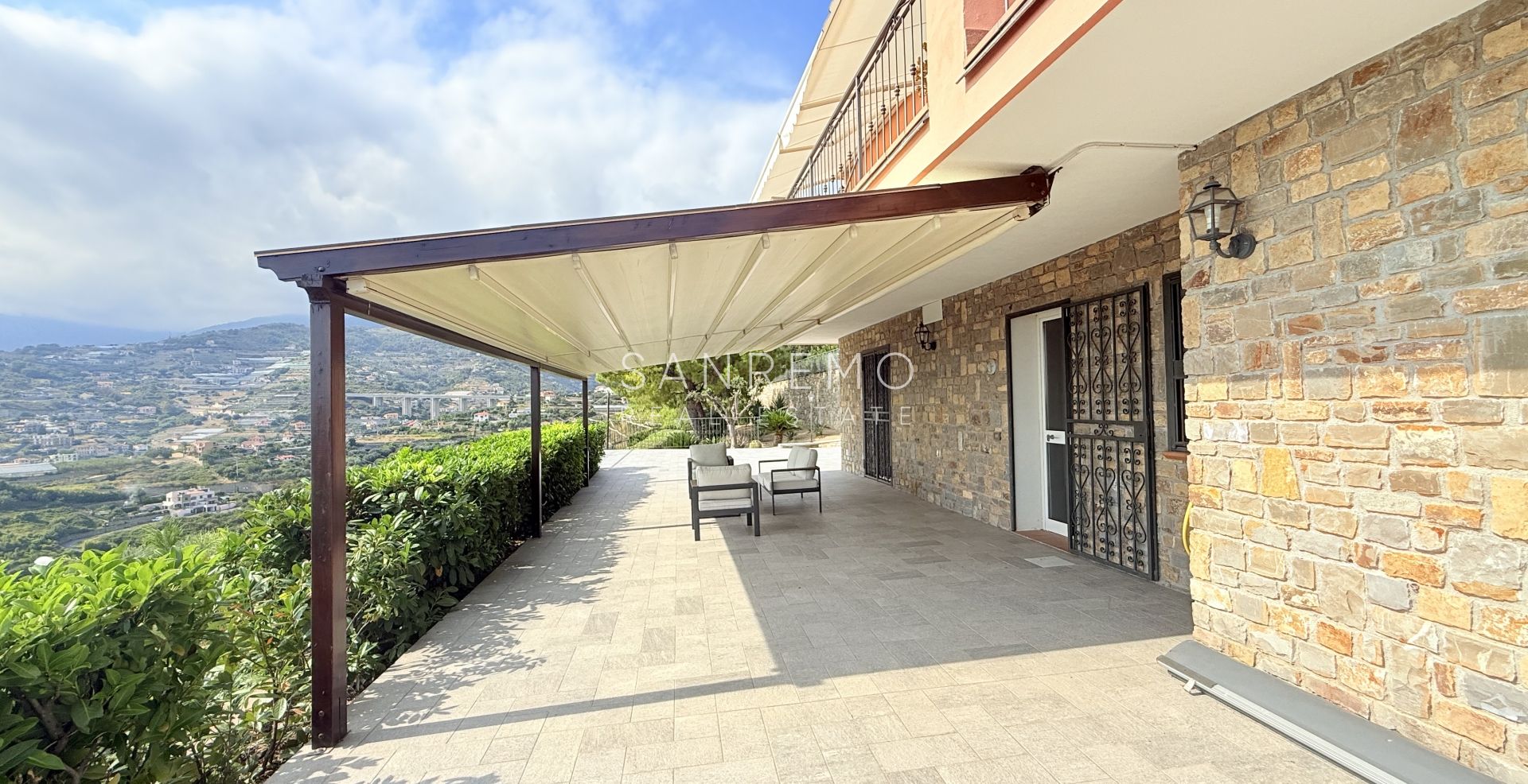 Престижная вилла с бассейном и захватывающим видом на море