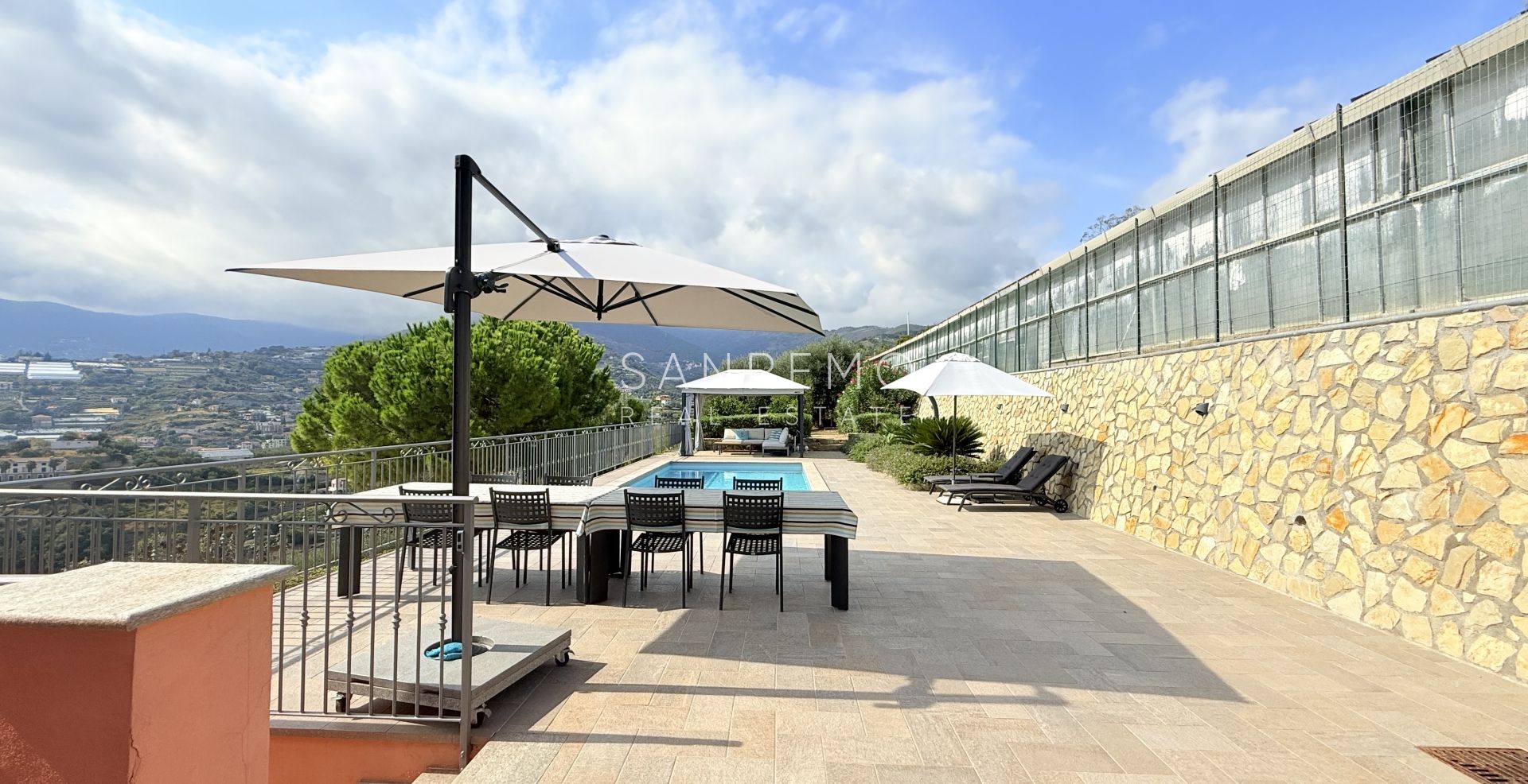 Престижная вилла с бассейном и захватывающим видом на море