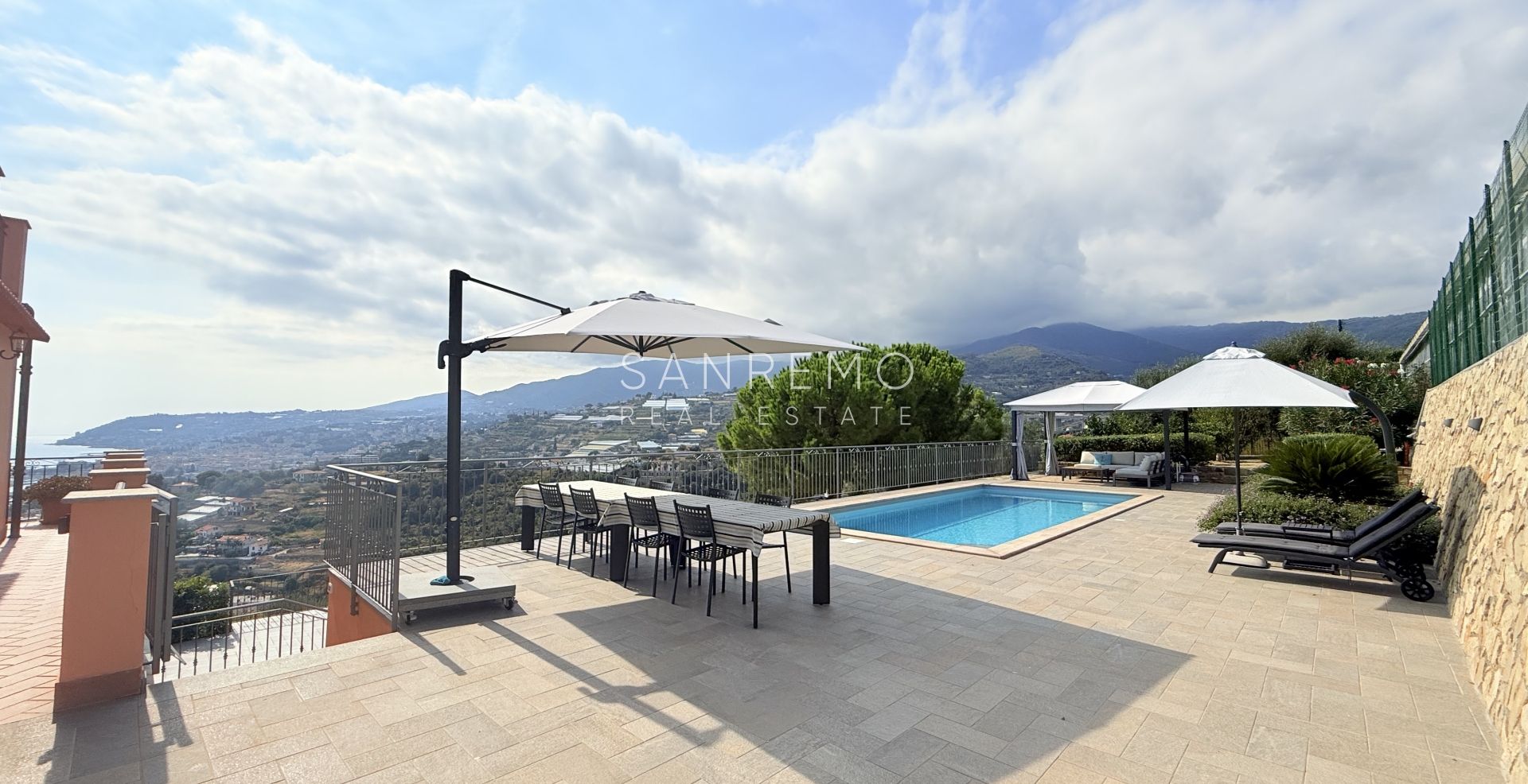 Престижная вилла с бассейном и захватывающим видом на море