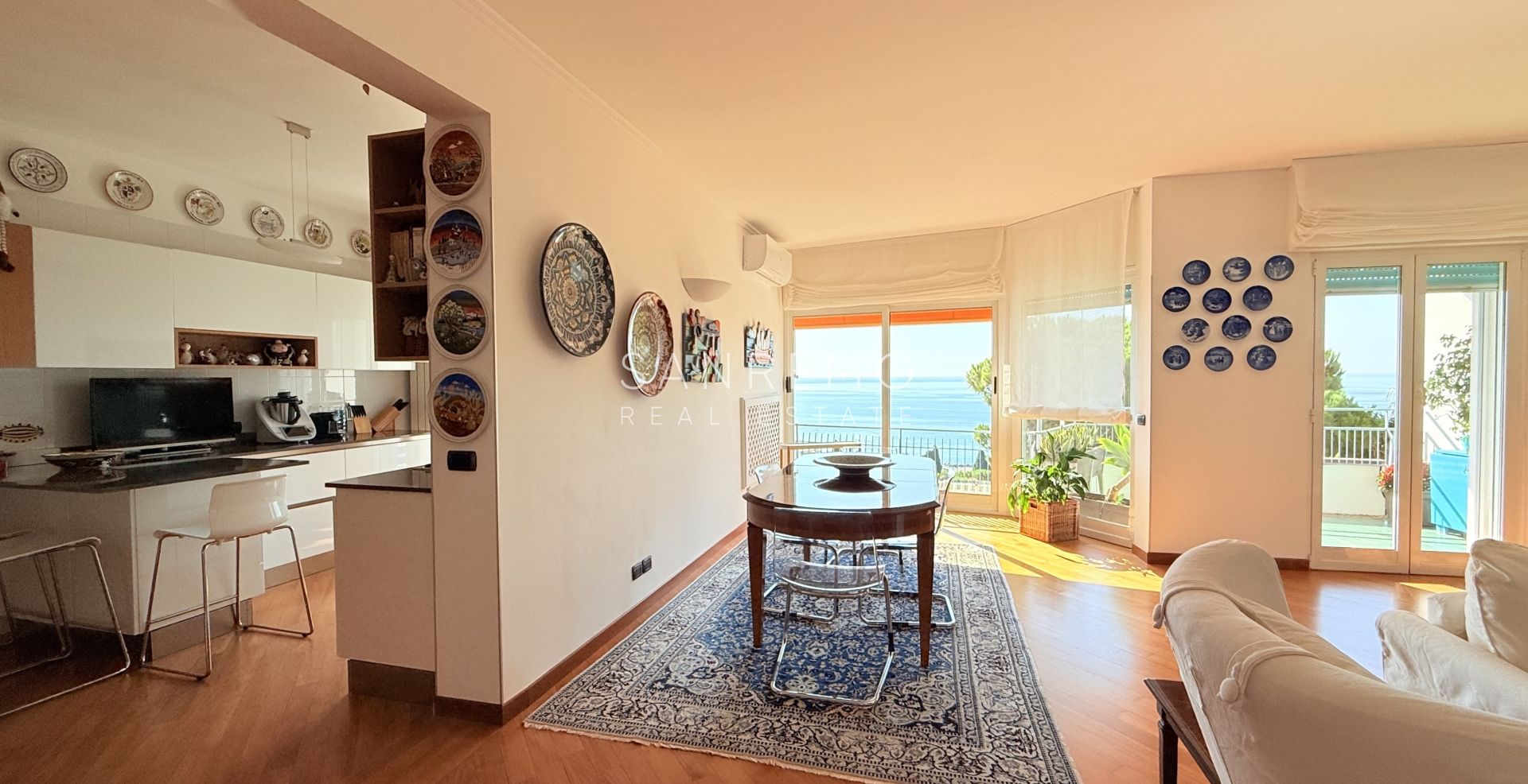 Прекрасная и светлая квартира, полностью отремонтированная в престижном жилом комплексе с бассейном