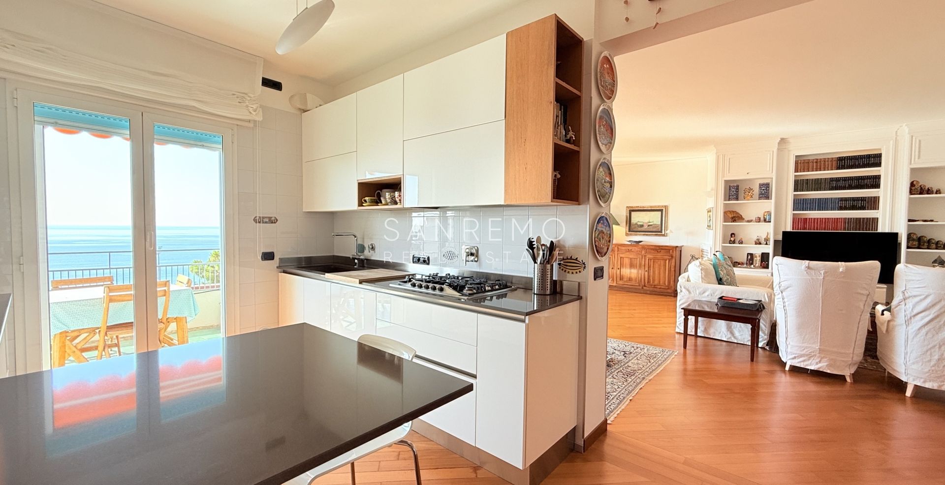 Прекрасная и светлая квартира, полностью отремонтированная в престижном жилом комплексе с бассейном