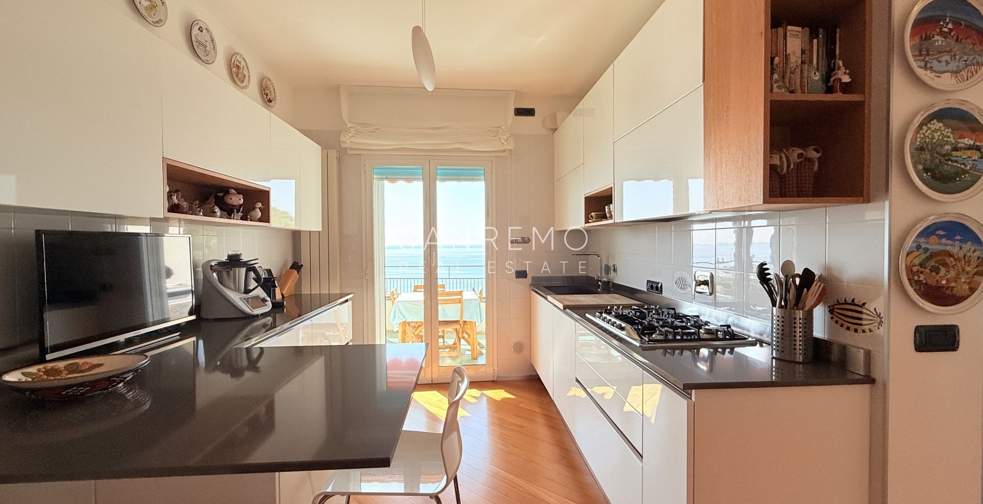 Прекрасная и светлая квартира, полностью отремонтированная в престижном жилом комплексе с бассейном