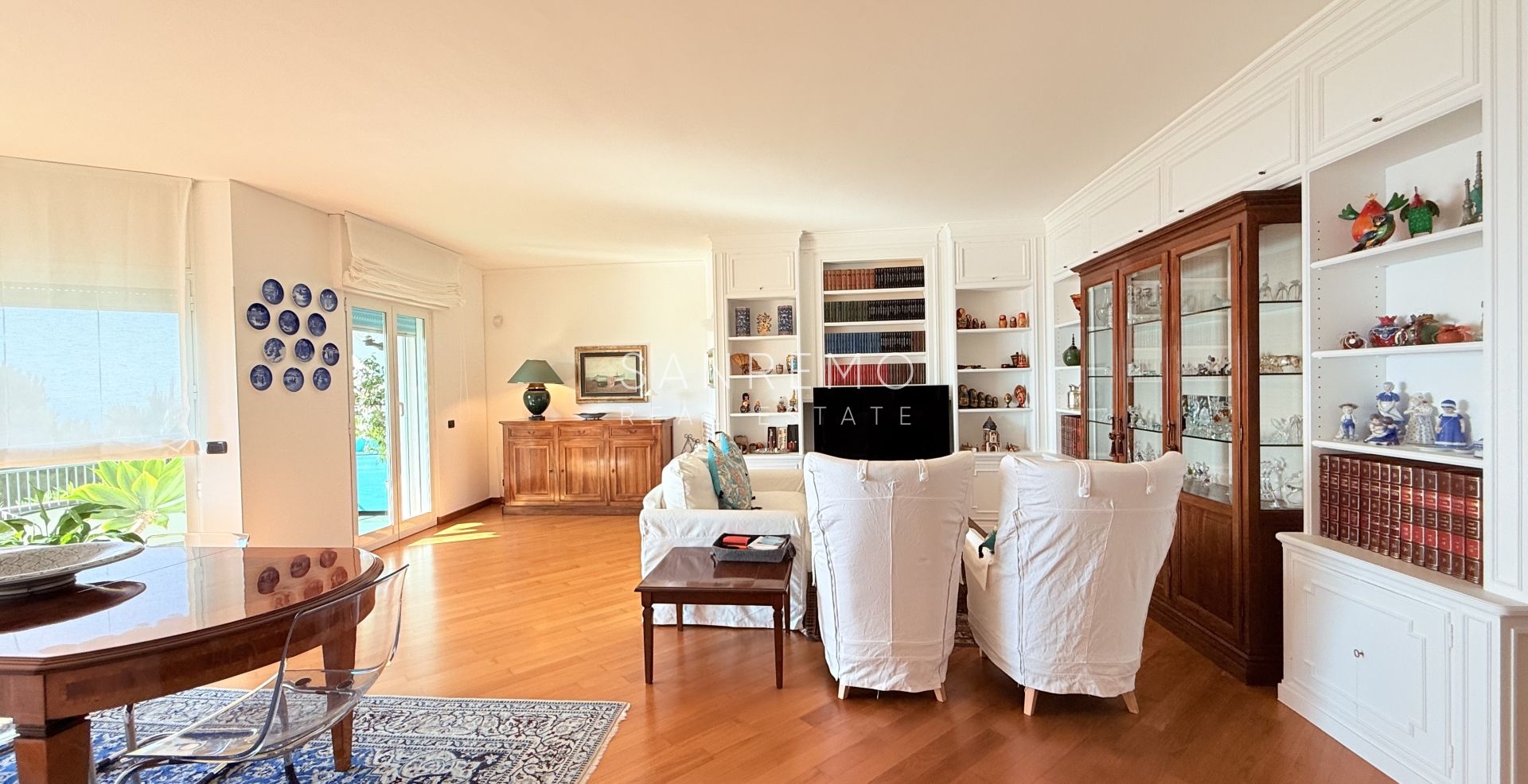 Прекрасная и светлая квартира, полностью отремонтированная в престижном жилом комплексе с бассейном