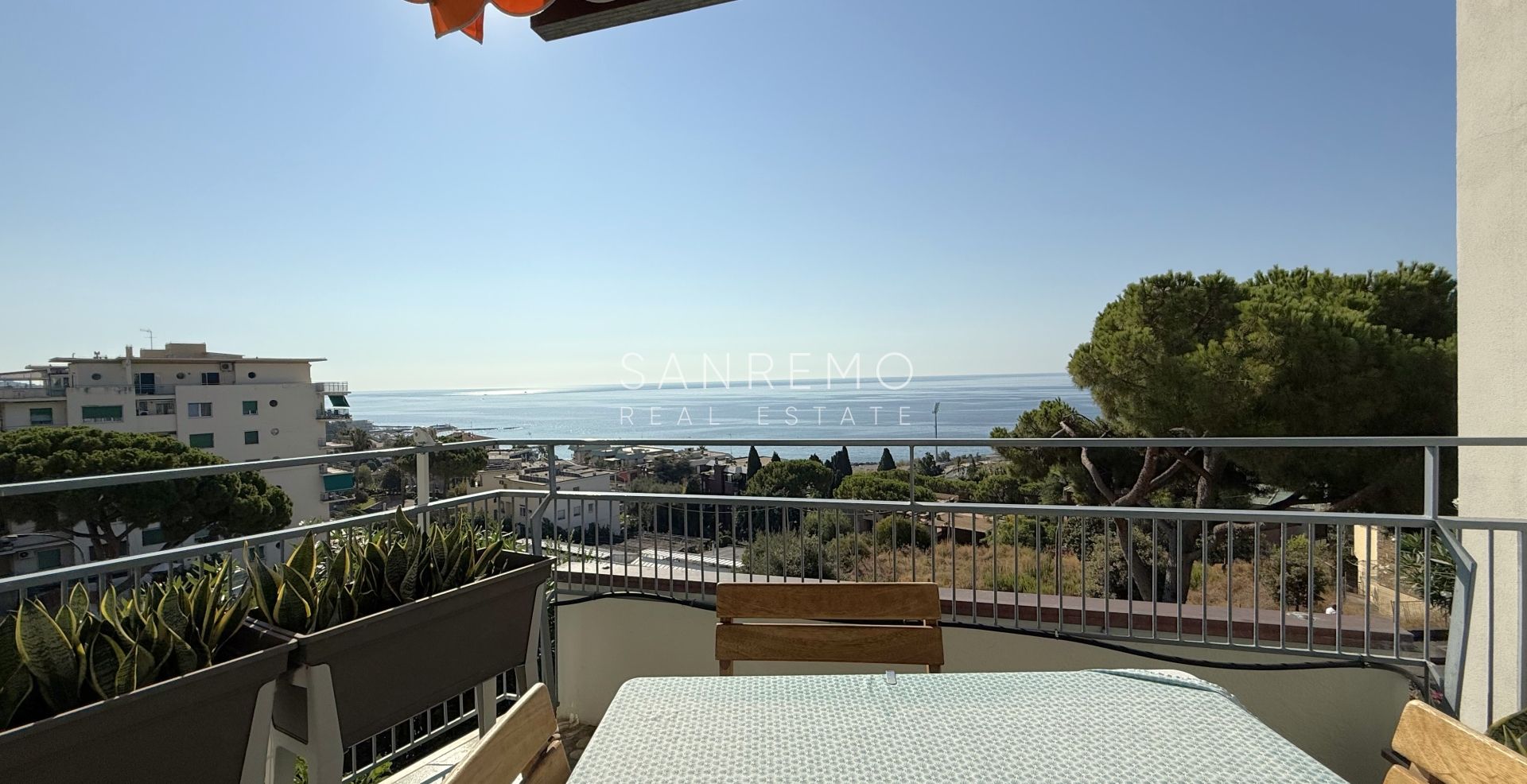 Прекрасная и светлая квартира, полностью отремонтированная в престижном жилом комплексе с бассейном