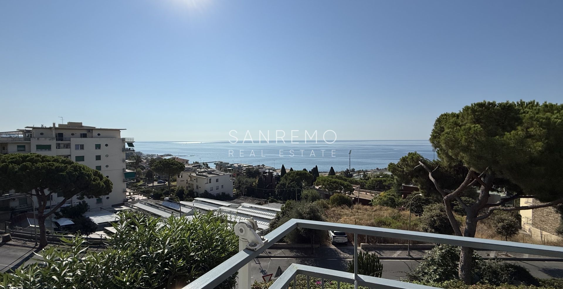 Прекрасная и светлая квартира, полностью отремонтированная в престижном жилом комплексе с бассейном