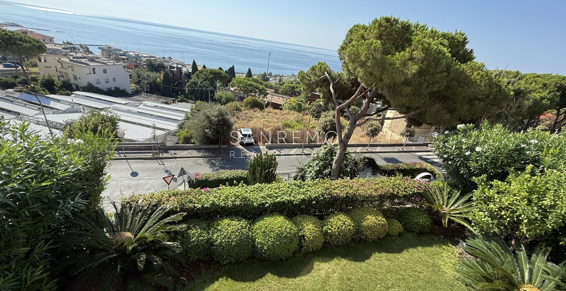 Прекрасная и светлая квартира, полностью отремонтированная в престижном жилом комплексе с бассейном