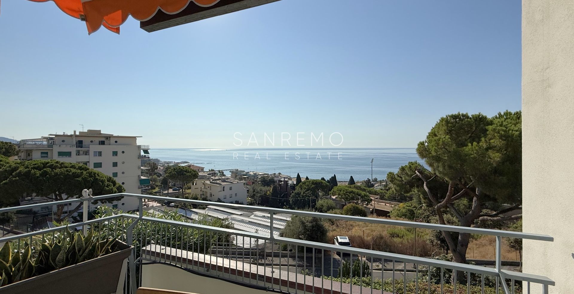 Прекрасная и светлая квартира, полностью отремонтированная в престижном жилом комплексе с бассейном