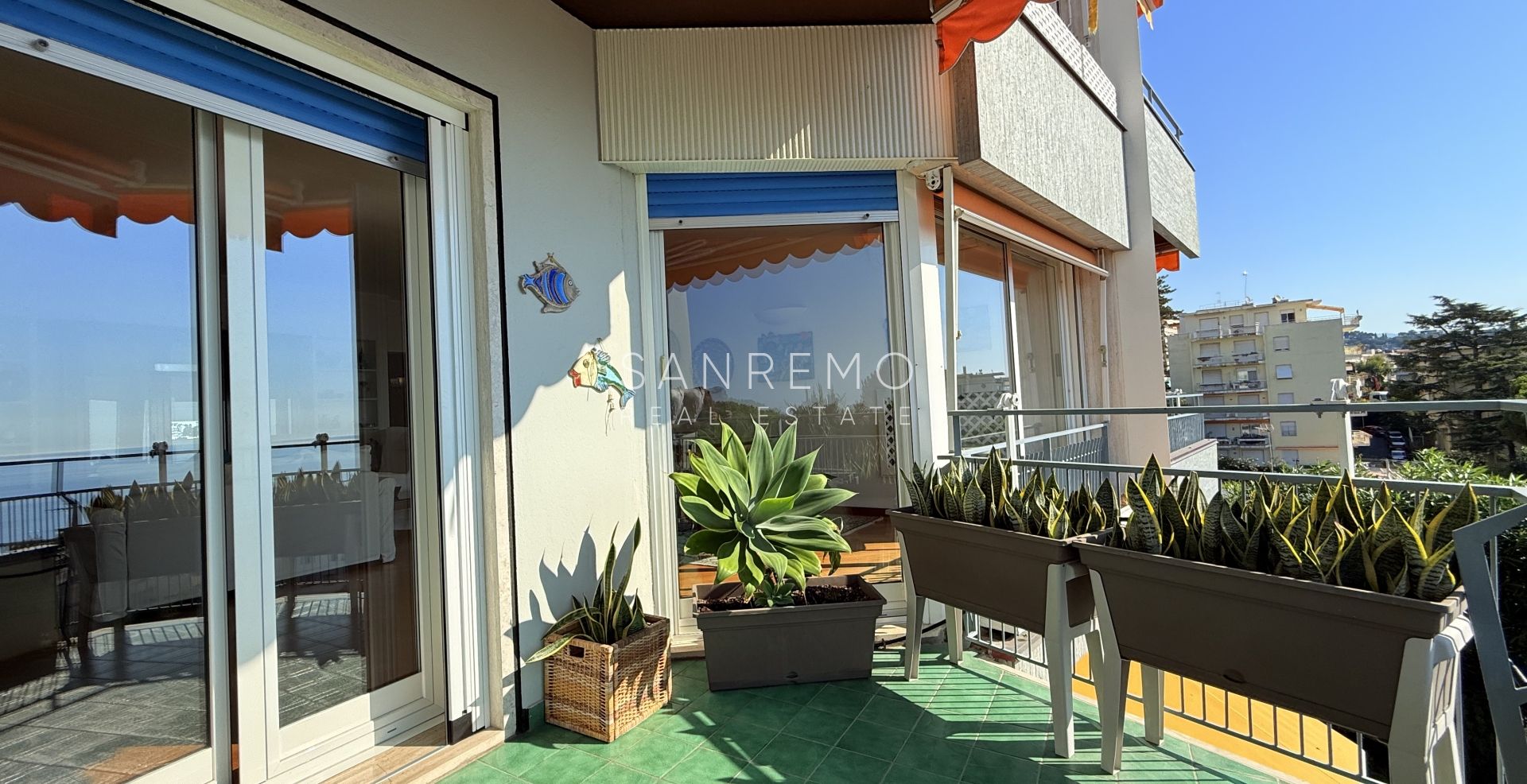 Прекрасная и светлая квартира, полностью отремонтированная в престижном жилом комплексе с бассейном