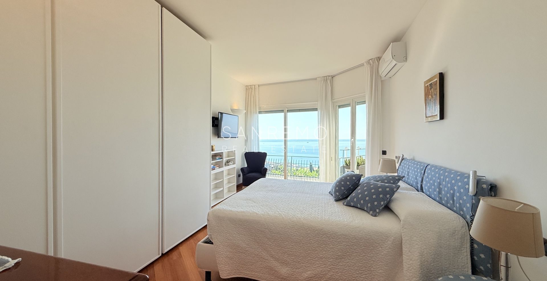 Прекрасная и светлая квартира, полностью отремонтированная в престижном жилом комплексе с бассейном