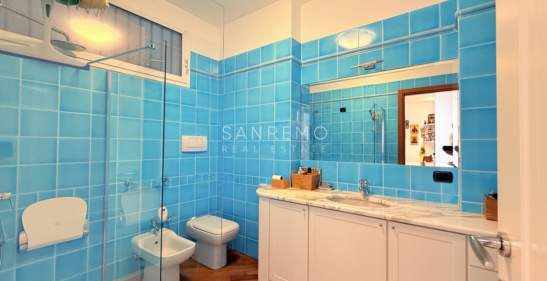 Прекрасная и светлая квартира, полностью отремонтированная в престижном жилом комплексе с бассейном