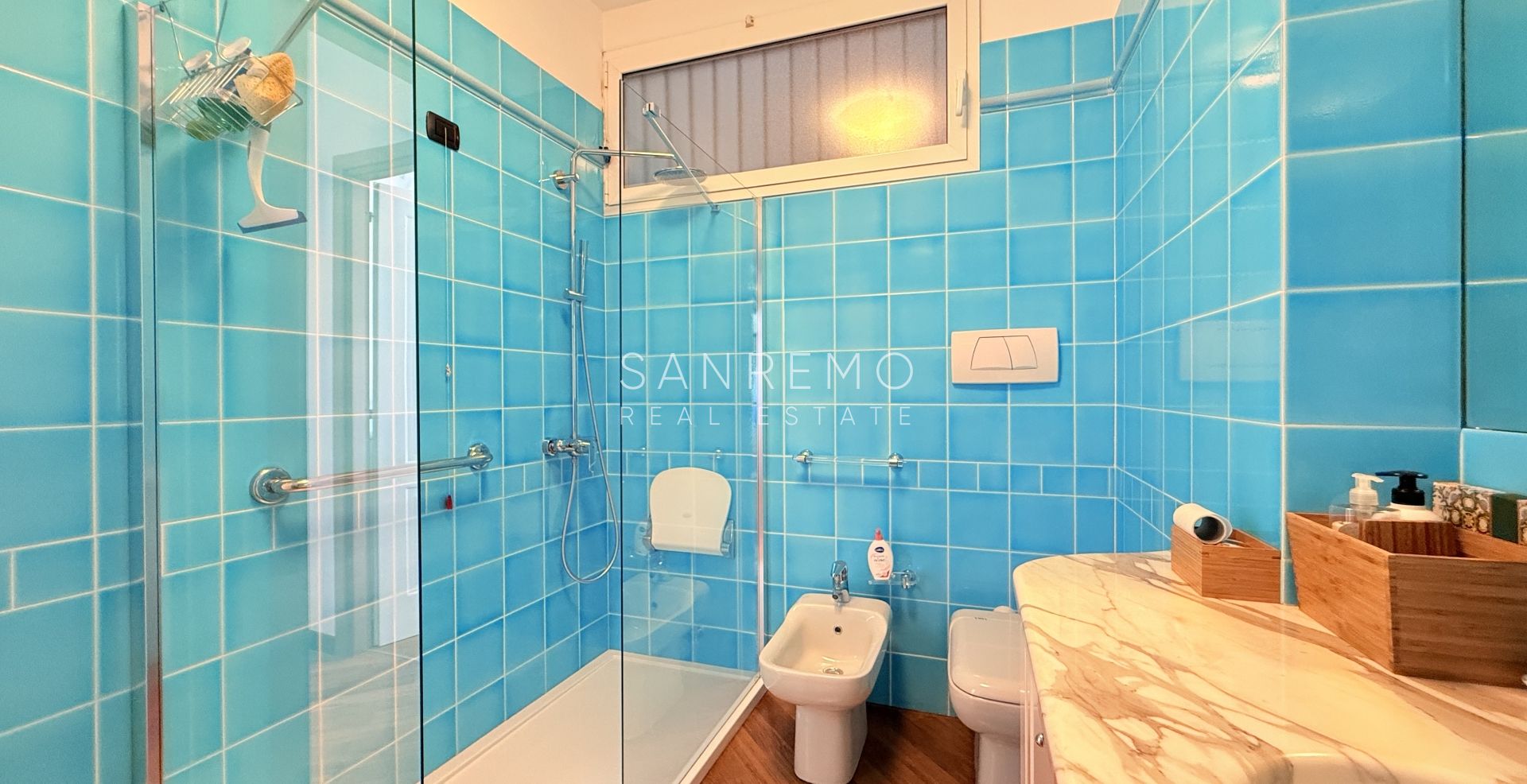 Прекрасная и светлая квартира, полностью отремонтированная в престижном жилом комплексе с бассейном